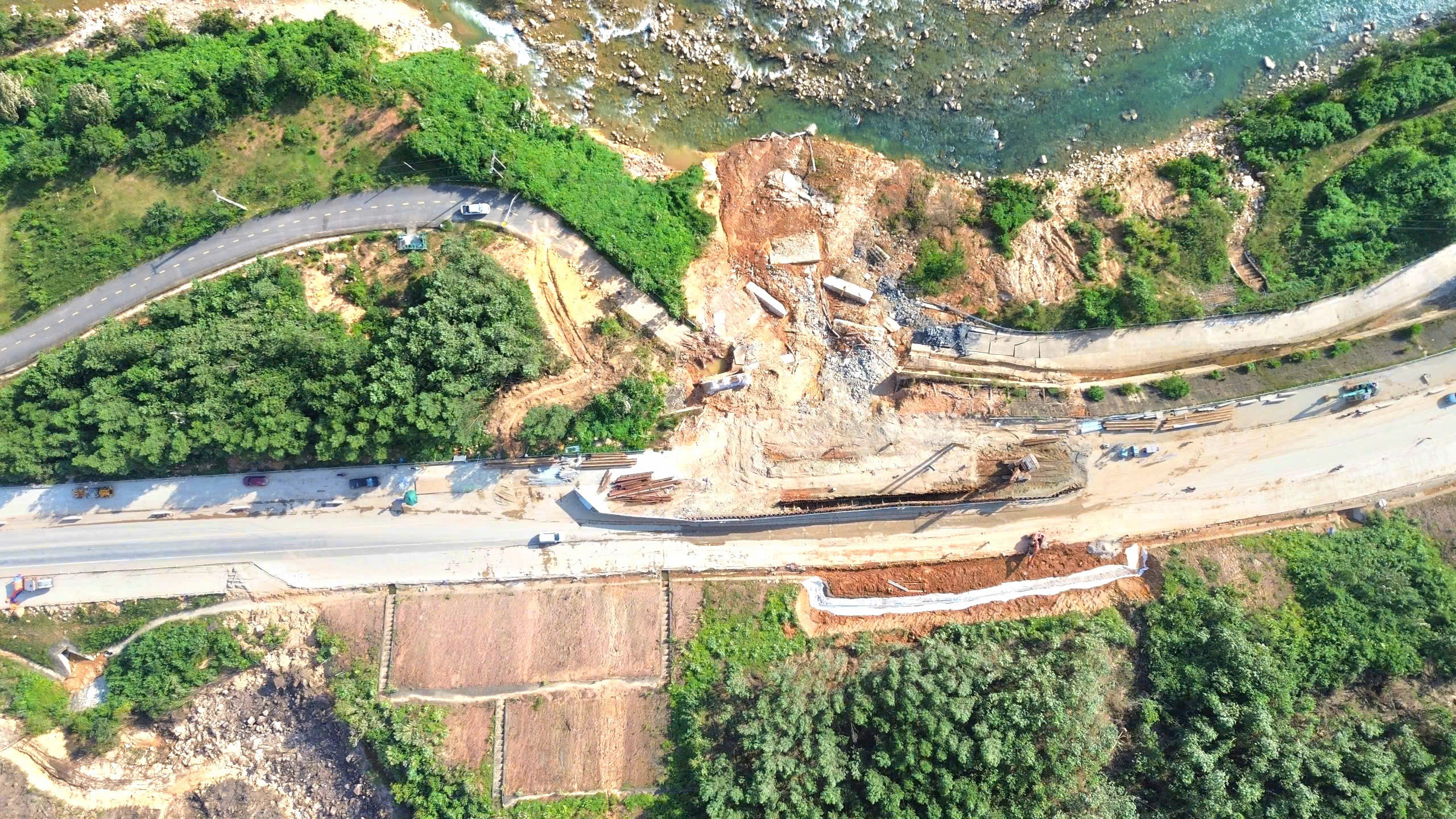 Tổ chức giao thông một làn tại điểm sạt lở trên cao tốc La Sơn - Hòa Liên thêm 30 ngày- Ảnh 1.