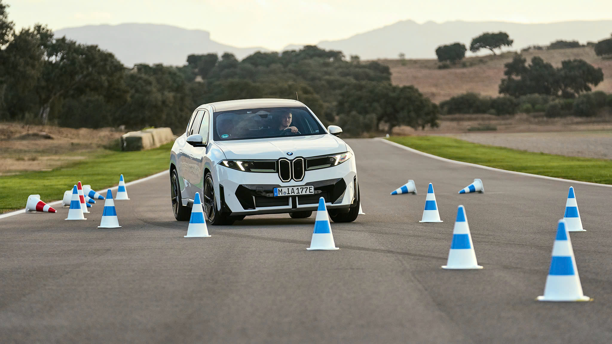 BMW iX3 2027 tối ưu cảm giác lái bằng nhiều công nghệ mới- Ảnh 2. BMW iX3 2027 tối ưu cảm giác lái bằng nhiều công nghệ mới- Ảnh 2.