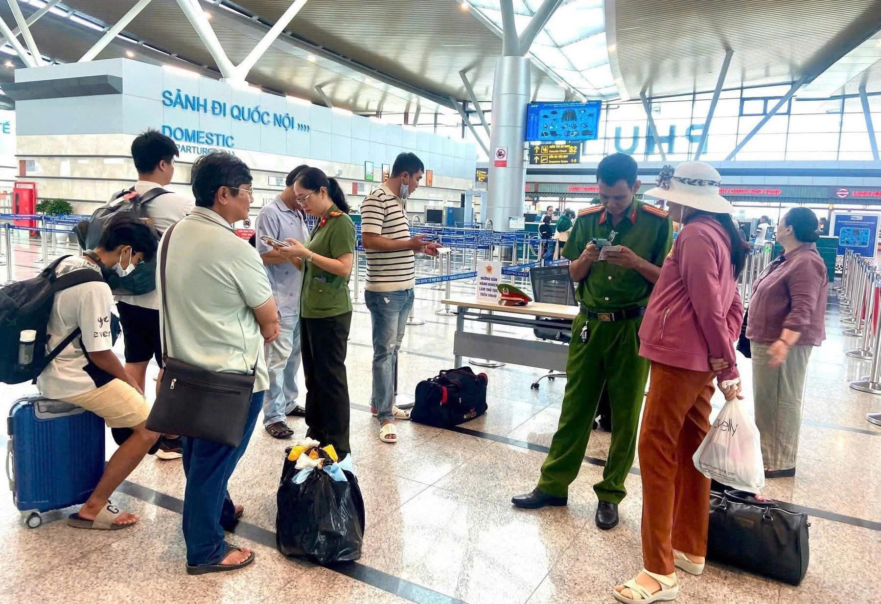 Huế: Hành khách chuyến bay Vietnam Airlines bỏ quên 110 triệu đồng- Ảnh 1.