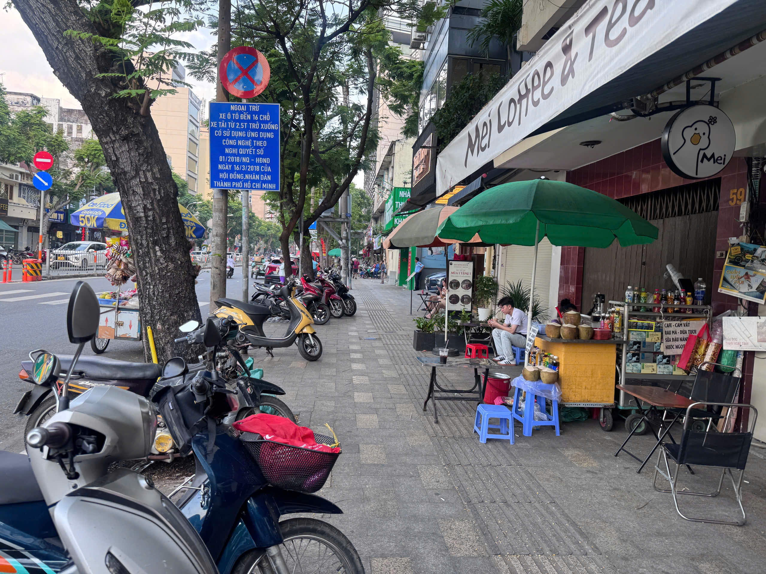 Tạm ngưng thu phí vỉa hè tại TP.HCM: Khi nào triển khai trở lại?- Ảnh 1.