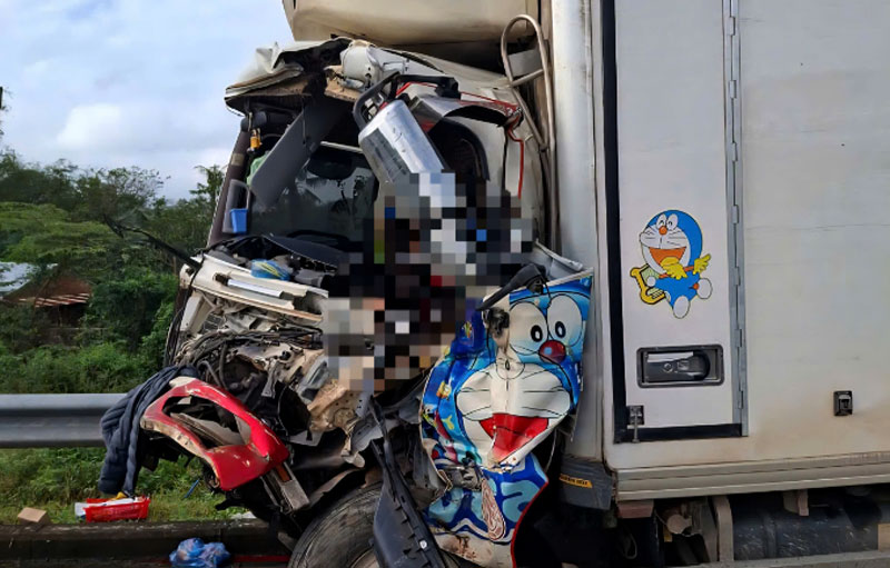 Cabin ô tô tải biến dạng, tài xế tử vong sau va chạm với xe đầu kéo.