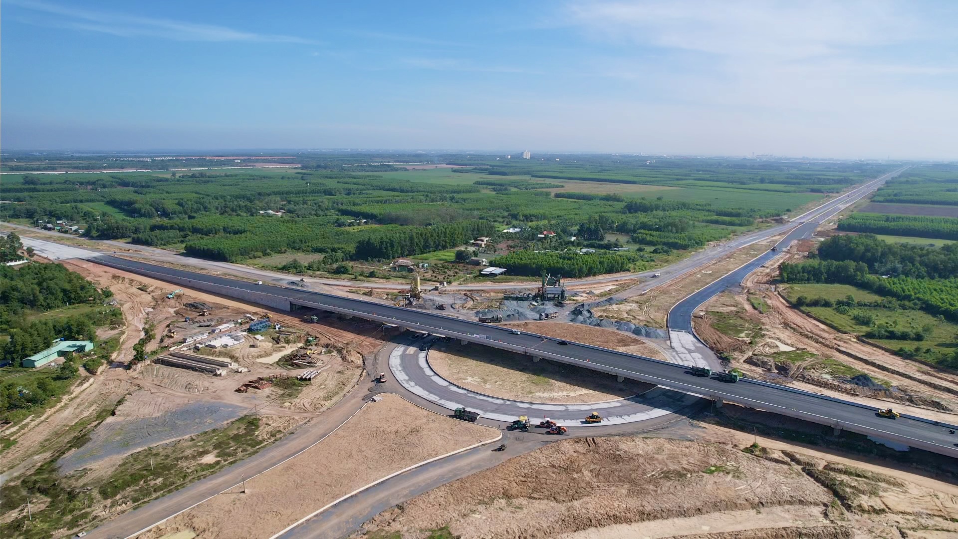 Chạy đua trên công trường Vành đai 3 TP.HCM qua Đồng Nai- Ảnh 1. Chạy đua trên công trường Vành đai 3 TP.HCM qua Đồng Nai- Ảnh 1.