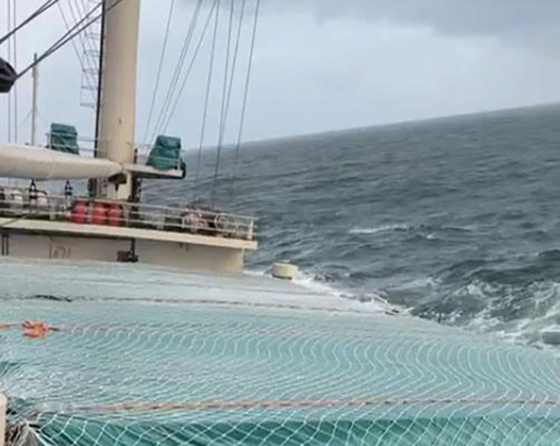 Phối hợp quốc tế cứu nhiều thuyền viên Việt Nam gặp sự cố trên vùng biển Malaysia- Ảnh 2. Phối hợp quốc tế cứu nhiều thuyền viên Việt Nam gặp sự cố trên vùng biển Malaysia- Ảnh 2.