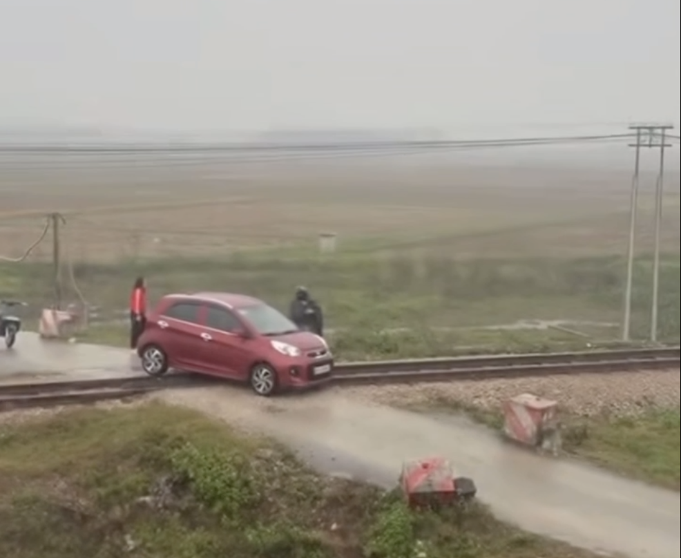 Phản ứng chớp nhoáng của lái tàu ngăn vụ tai nạn thảm khốc tại Nghệ An- Ảnh 1. Phản ứng chớp nhoáng của lái tàu ngăn vụ tai nạn thảm khốc tại Nghệ An- Ảnh 1.