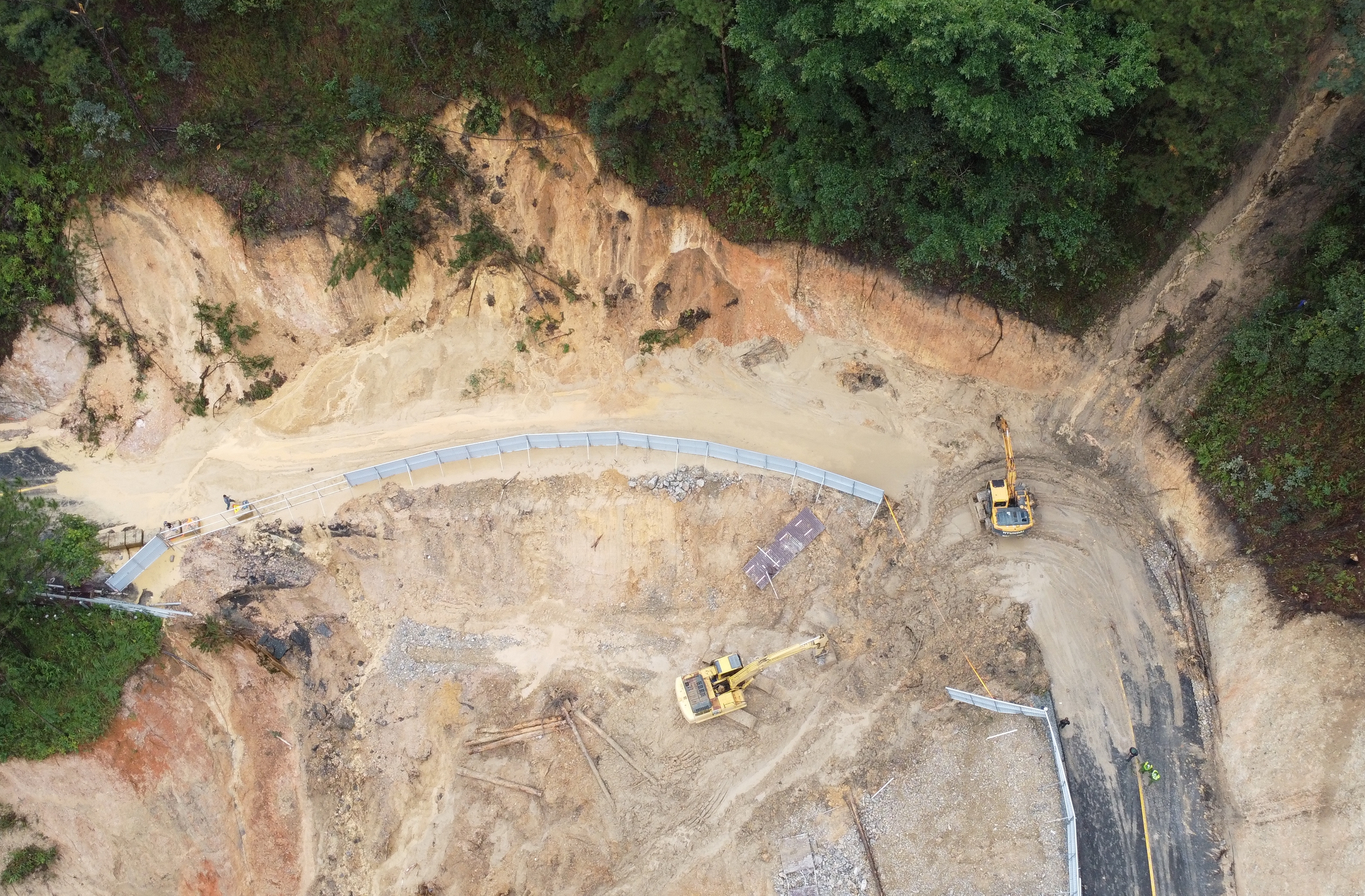 Lâm Đồng công bố tình huống khẩn cấp do thiên tai trên nhiều tuyến quốc lộ và đèo Prenn- Ảnh 2. Lâm Đồng công bố tình huống khẩn cấp do thiên tai trên nhiều tuyến quốc lộ và đèo Prenn- Ảnh 2.