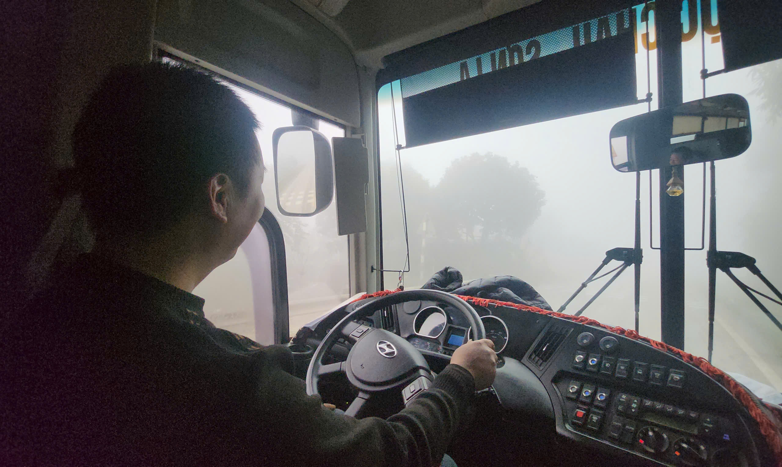 Sơn La kiểm soát xe khách cuối năm, đảm bảo an toàn giao thông- Ảnh 4.