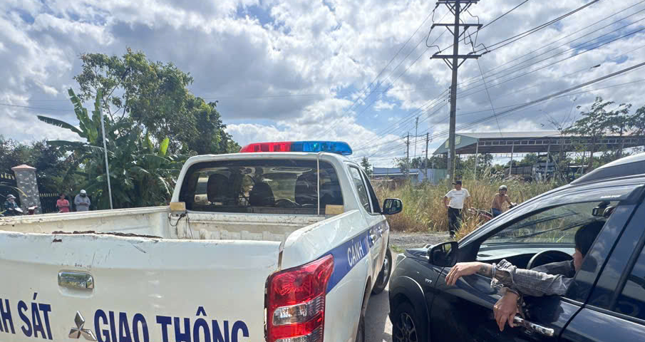 Đồng Nai: Chặn xe bán tải bỏ chạy trên đường 756, thu giữ hơn nửa tấn pháo nổ- Ảnh 3. Đồng Nai: Chặn xe bán tải bỏ chạy trên đường 756, thu giữ hơn nửa tấn pháo nổ- Ảnh 3.