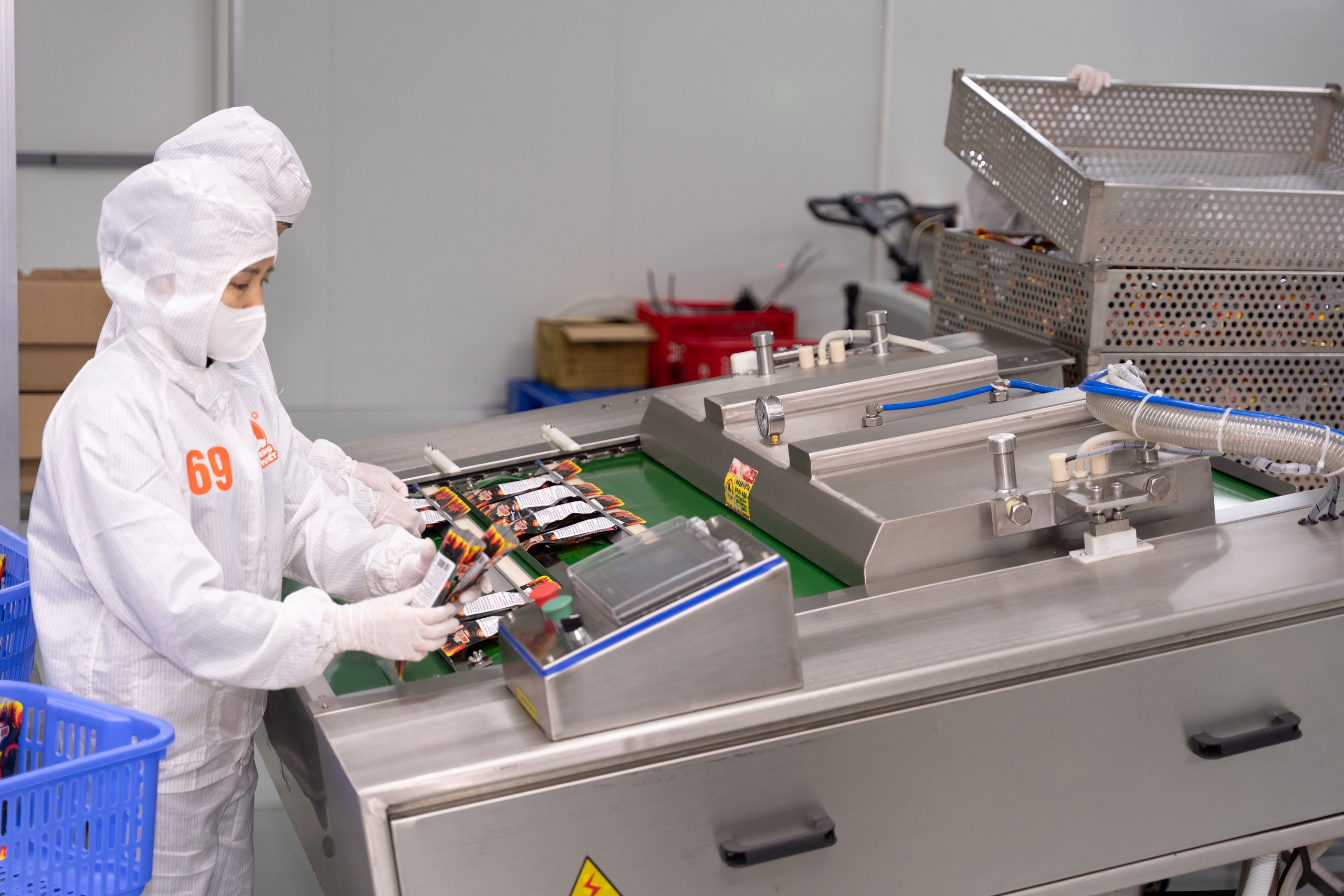 Cận cảnh cơ sở sản xuất hiện đại "Ch&acirc;n g&agrave; B&agrave; Tuyết"- Ảnh 16.