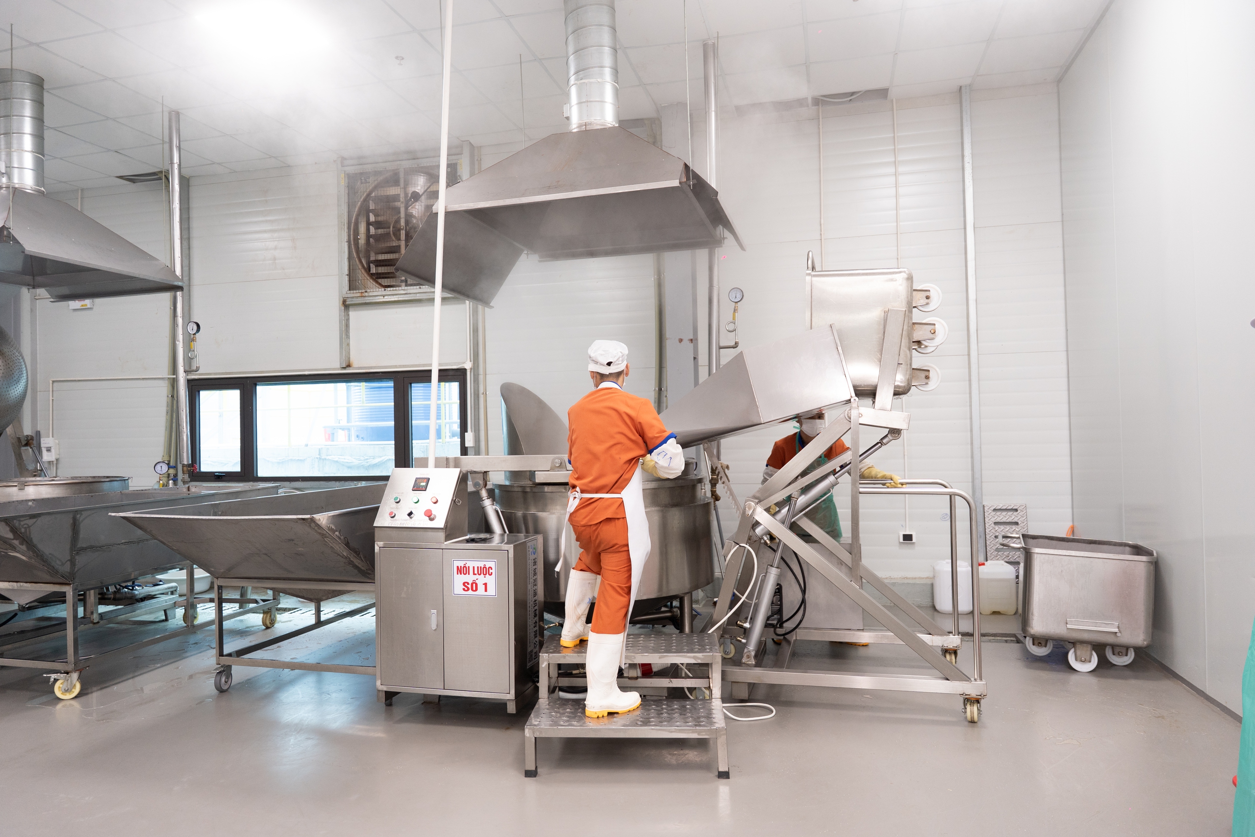 Cận cảnh cơ sở sản xuất hiện đại "Ch&acirc;n g&agrave; B&agrave; Tuyết"- Ảnh 9.