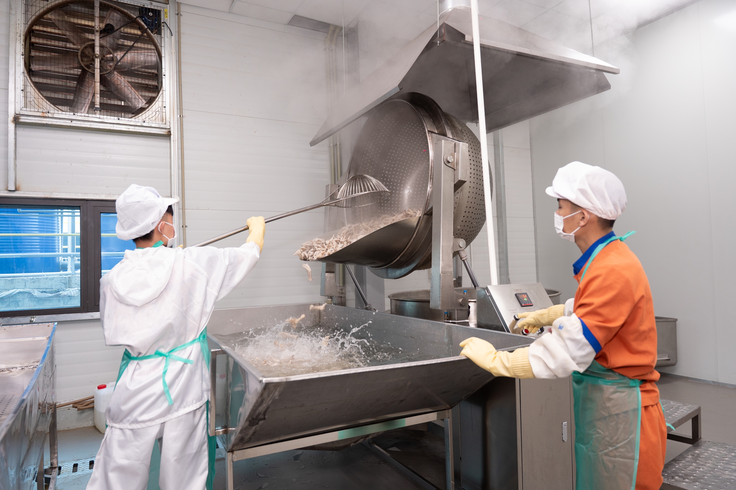 Cận cảnh cơ sở sản xuất hiện đại "Ch&acirc;n g&agrave; B&agrave; Tuyết"- Ảnh 8.