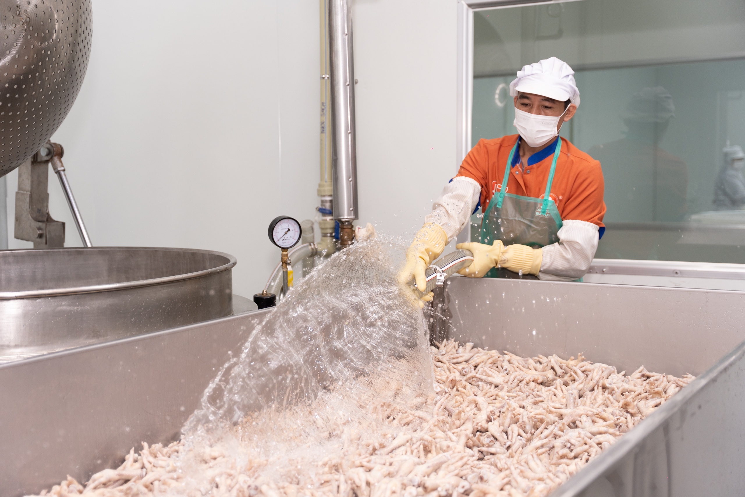 Cận cảnh cơ sở sản xuất hiện đại "Ch&acirc;n g&agrave; B&agrave; Tuyết"- Ảnh 7.