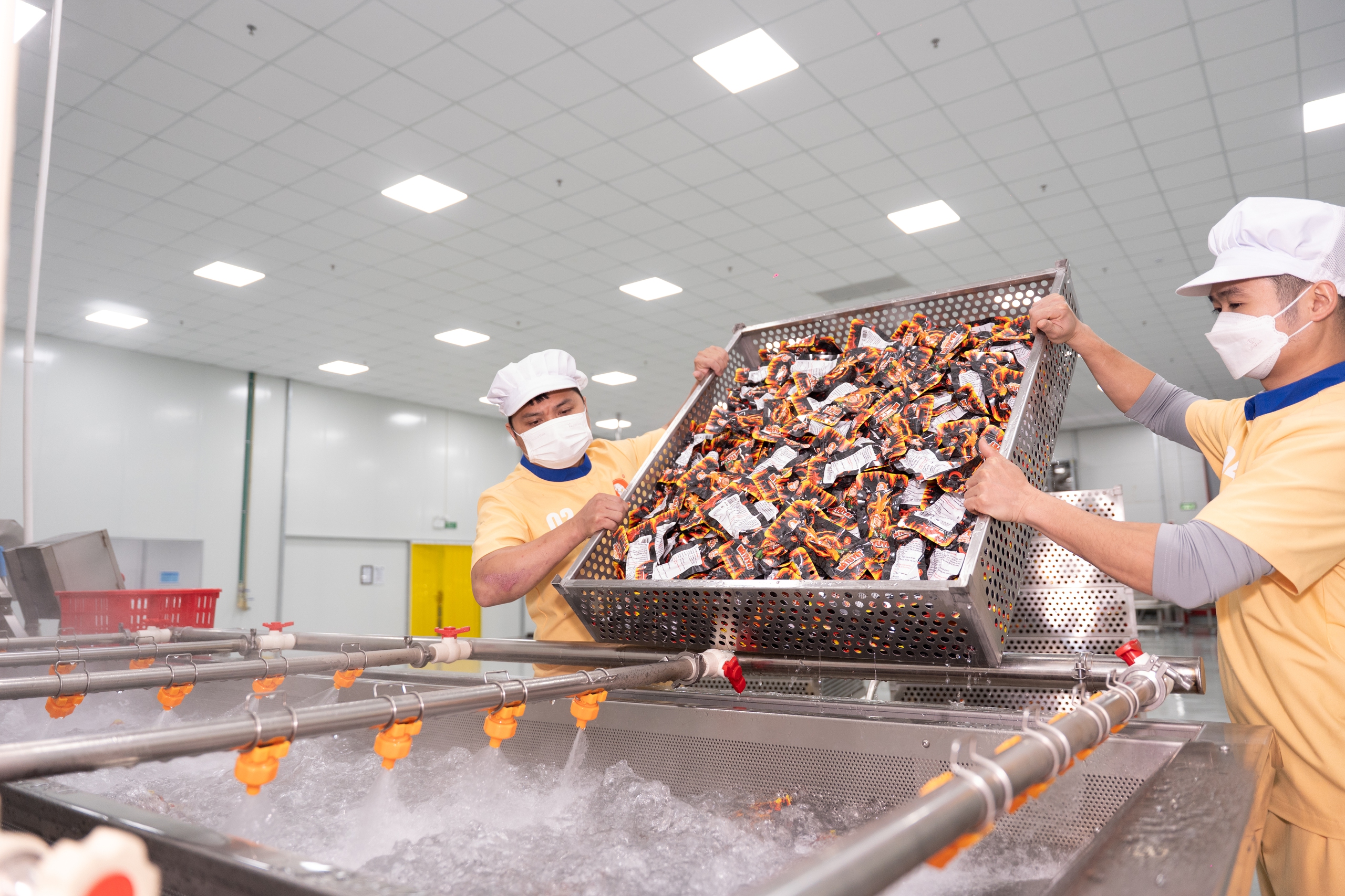 Cận cảnh cơ sở sản xuất hiện đại "Ch&acirc;n g&agrave; B&agrave; Tuyết"- Ảnh 22.