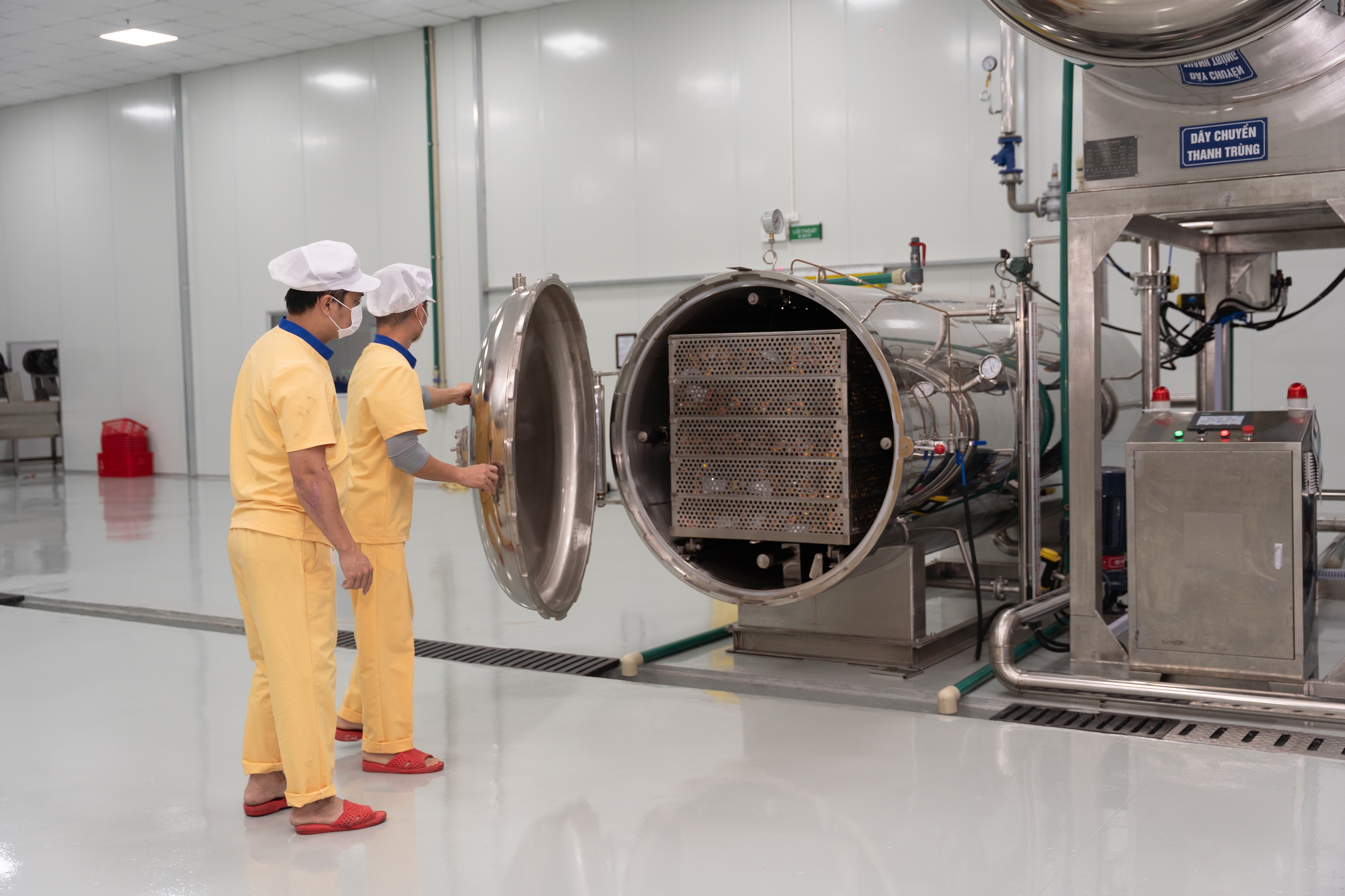 Cận cảnh cơ sở sản xuất hiện đại "Ch&acirc;n g&agrave; B&agrave; Tuyết"- Ảnh 15.