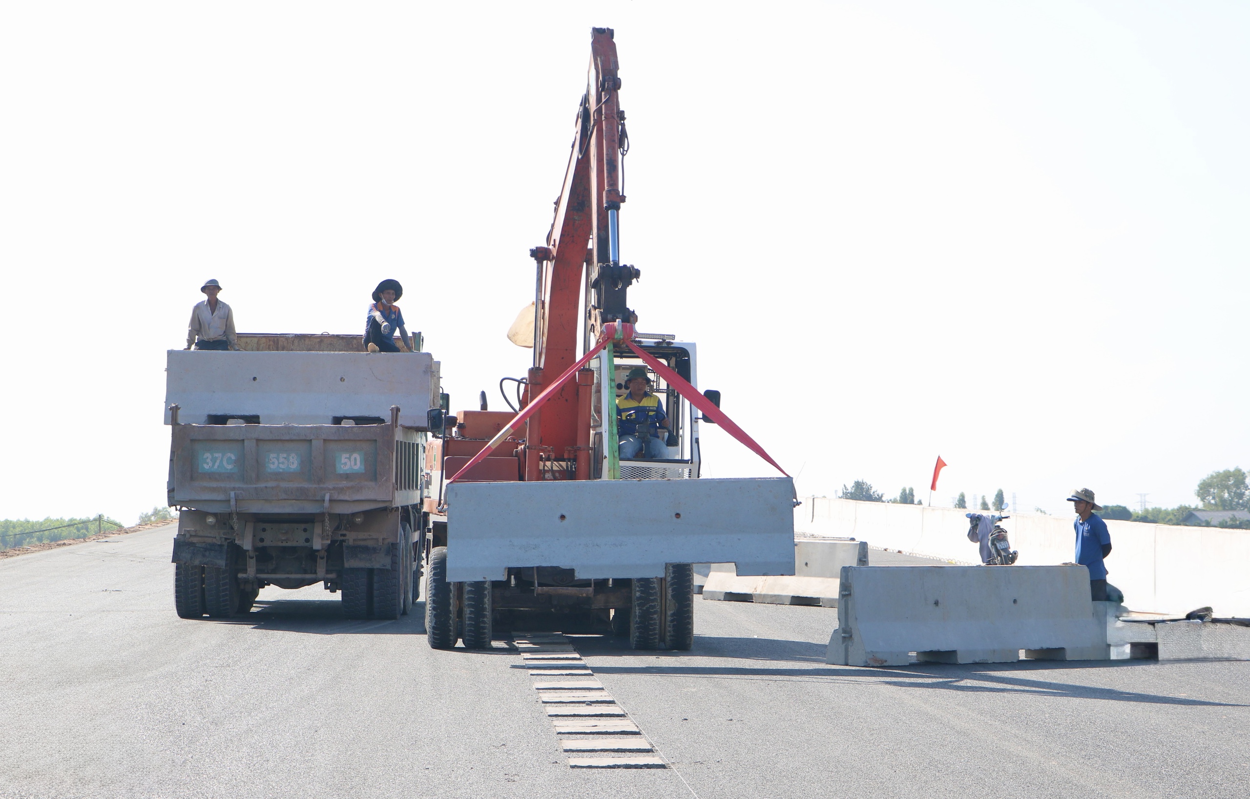 Chạy đua trên công trường Vành đai 3 TP.HCM qua Đồng Nai- Ảnh 13. Chạy đua trên công trường Vành đai 3 TP.HCM qua Đồng Nai- Ảnh 13.