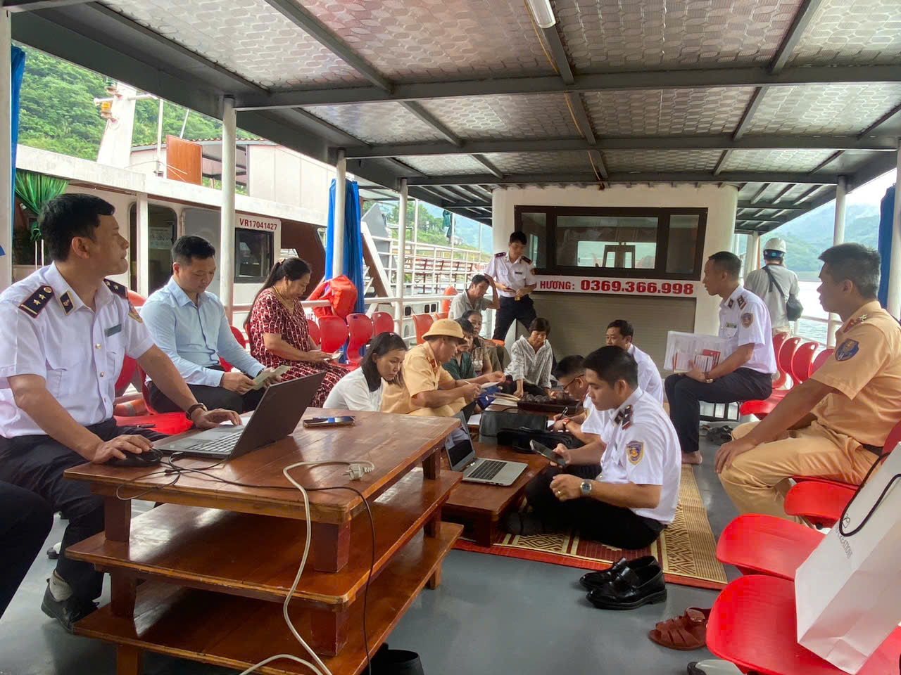 Xử phạt 267 trường hợp vi phạm giao thông đường thủy nội địa- Ảnh 1. Xử phạt 267 trường hợp vi phạm giao thông đường thủy nội địa- Ảnh 1.