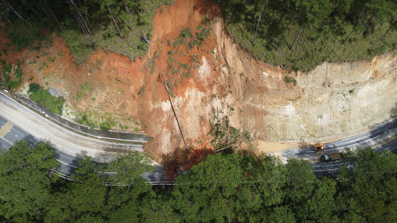 Lâm Đồng công bố tình huống khẩn cấp do thiên tai trên nhiều tuyến quốc lộ và đèo Prenn- Ảnh 1. Lâm Đồng công bố tình huống khẩn cấp do thiên tai trên nhiều tuyến quốc lộ và đèo Prenn- Ảnh 1.