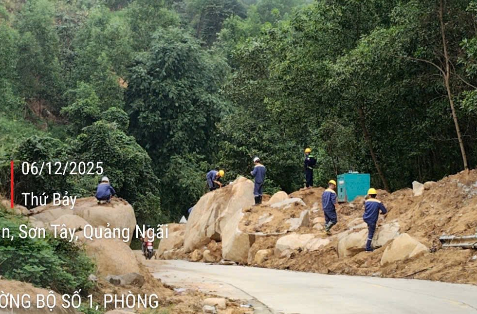Nổ mìn phá nhiều tảng đá chắn ngang tỉnh lộ sau sạt lở núi- Ảnh 1.
