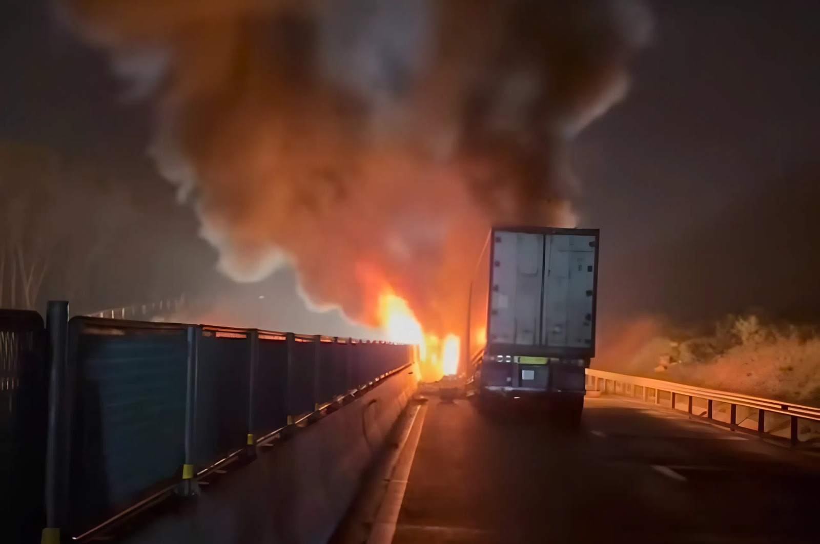 Ba ô tô bốc cháy sau va chạm liên hoàn trên cao tốc Vân Phong - Nha Trang- Ảnh 1. Ba ô tô bốc cháy sau va chạm liên hoàn trên cao tốc Vân Phong - Nha Trang- Ảnh 1.