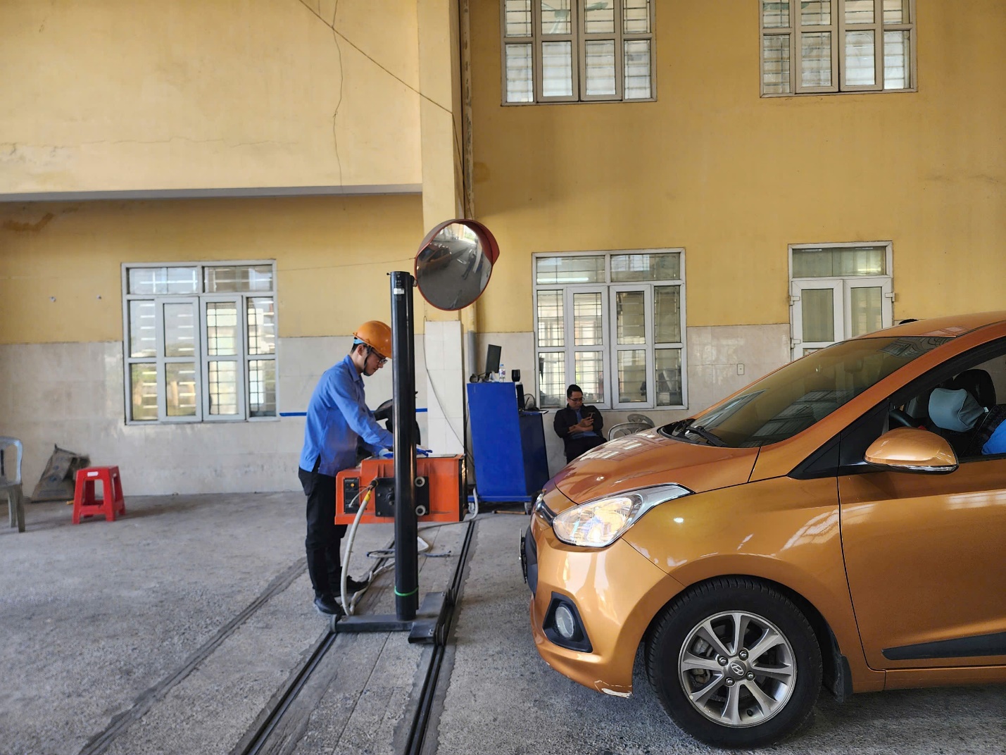 Chuẩn hóa quy trình và nâng cao chất lượng phục vụ tại các cơ sở đăng kiểm- Ảnh 2. Chuẩn hóa quy trình và nâng cao chất lượng phục vụ tại các cơ sở đăng kiểm- Ảnh 2.