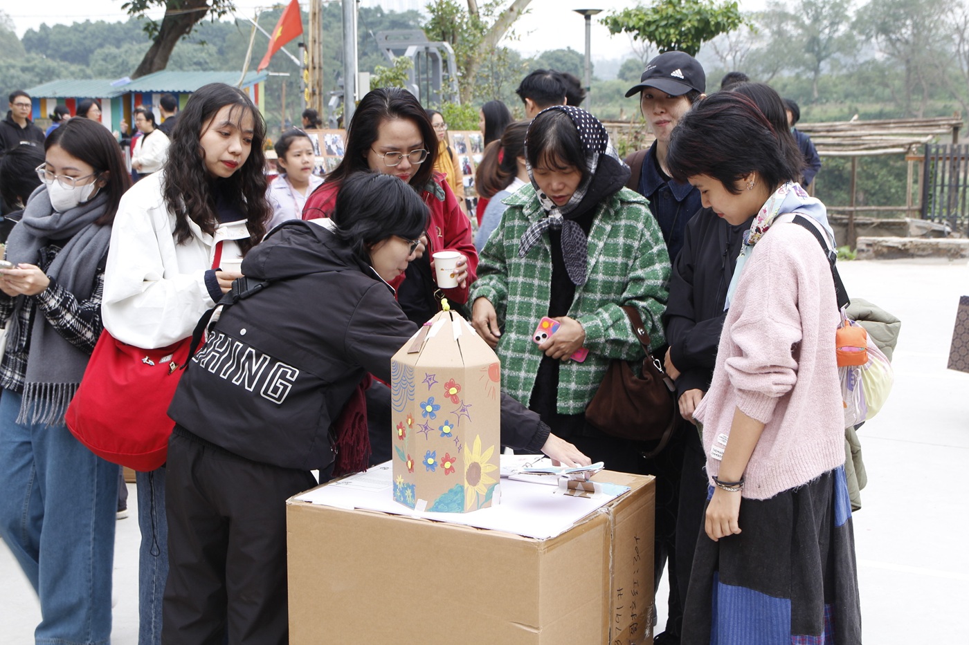 Triển lãm &quot;Khám phá của trẻ em về hệ sinh thái sông Hồng&quot; thu hút sự tham gia đông đảo của học sinh, phụ huynh và người dân địa phương.
