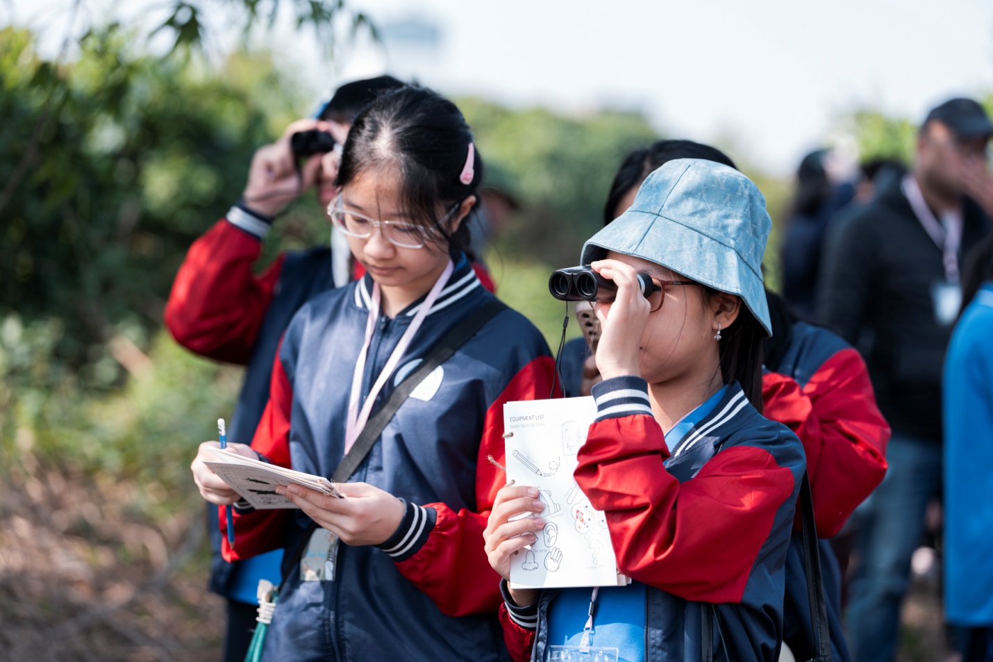 Các em nhỏ đã trực tiếp khám phá khu vực bờ vở sông Hồng để lên ý tưởng cải tạo cho không gian sinh thái này.
