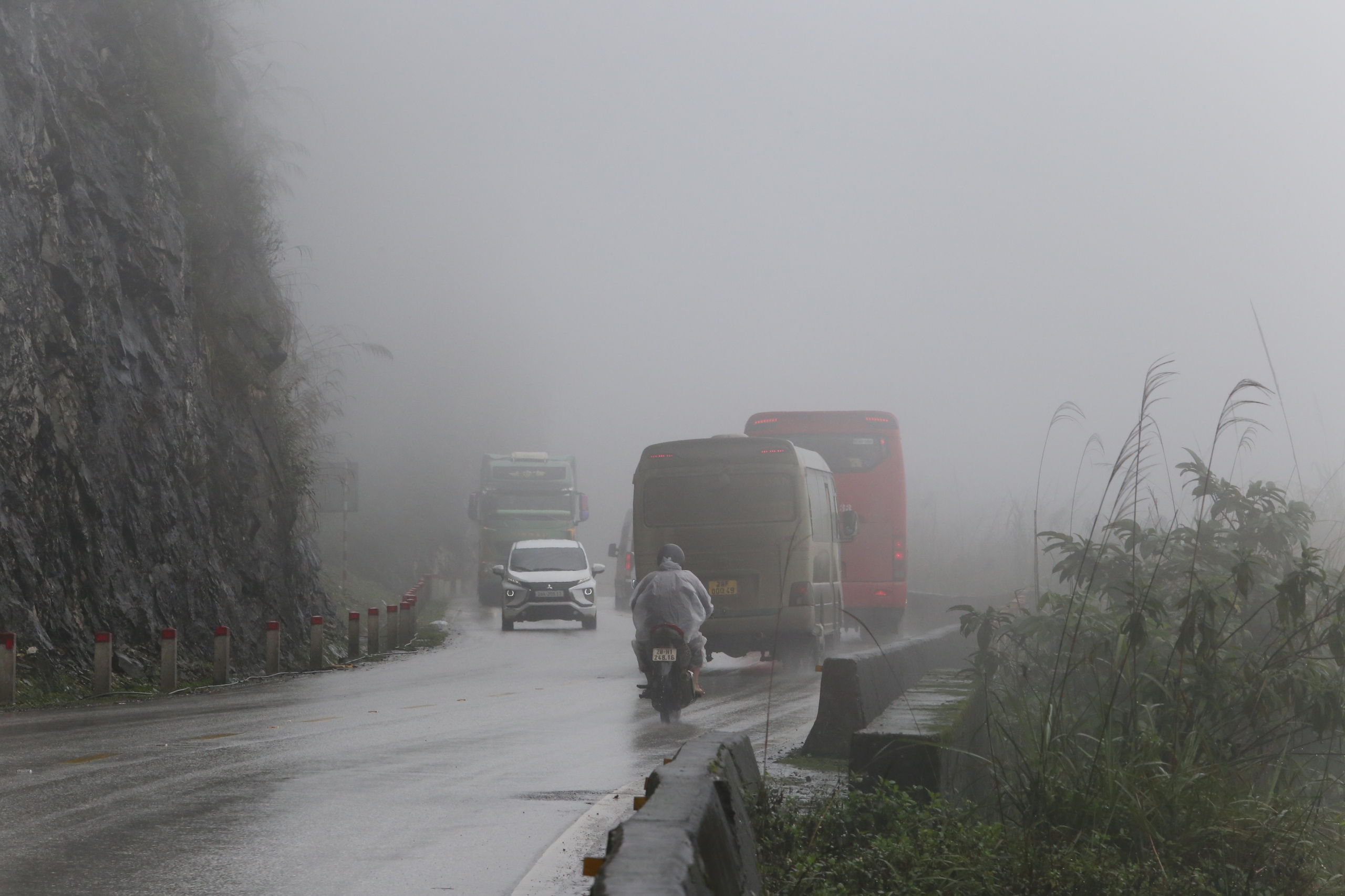 Sơn La kiểm soát xe khách cuối năm, đảm bảo an toàn giao thông- Ảnh 1.