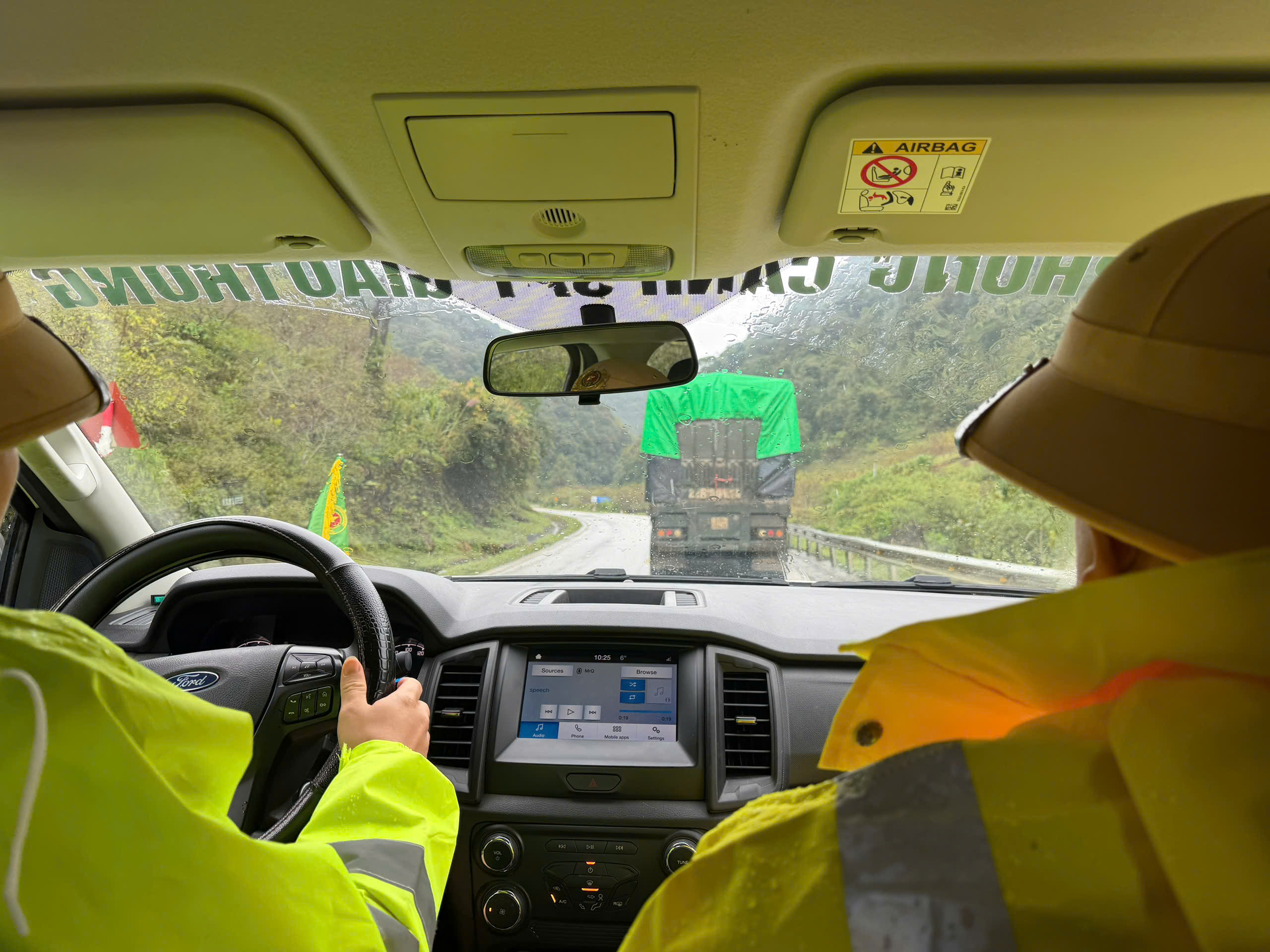 Sơn La kiểm soát xe khách cuối năm, đảm bảo an toàn giao thông- Ảnh 2.