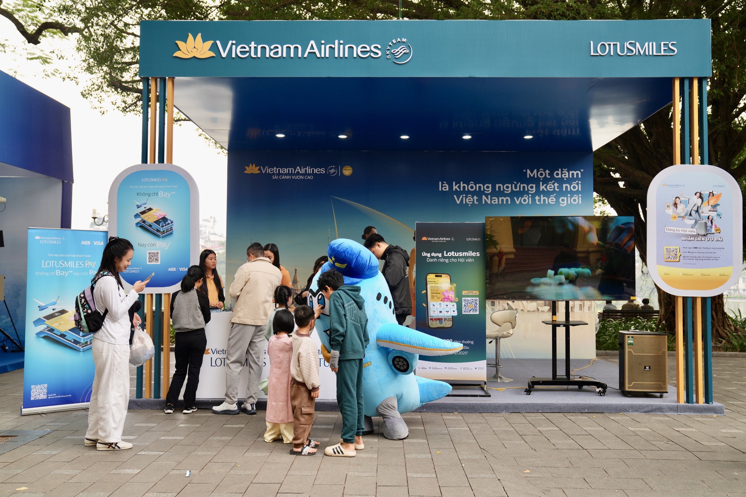 Vietnam Airlines chung tay viết nên hành trình hạnh phúc tại Vietnam Happy Fest 2025- Ảnh 2. Vietnam Airlines chung tay viết nên hành trình hạnh phúc tại Vietnam Happy Fest 2025- Ảnh 2.