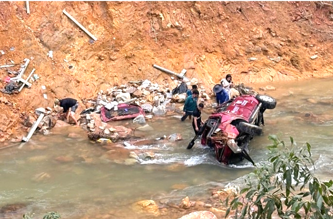 Huế: Va chạm trên cao tốc La Sơn - Túy Loan, ô tô bán tải rơi xuống suối- Ảnh 1.