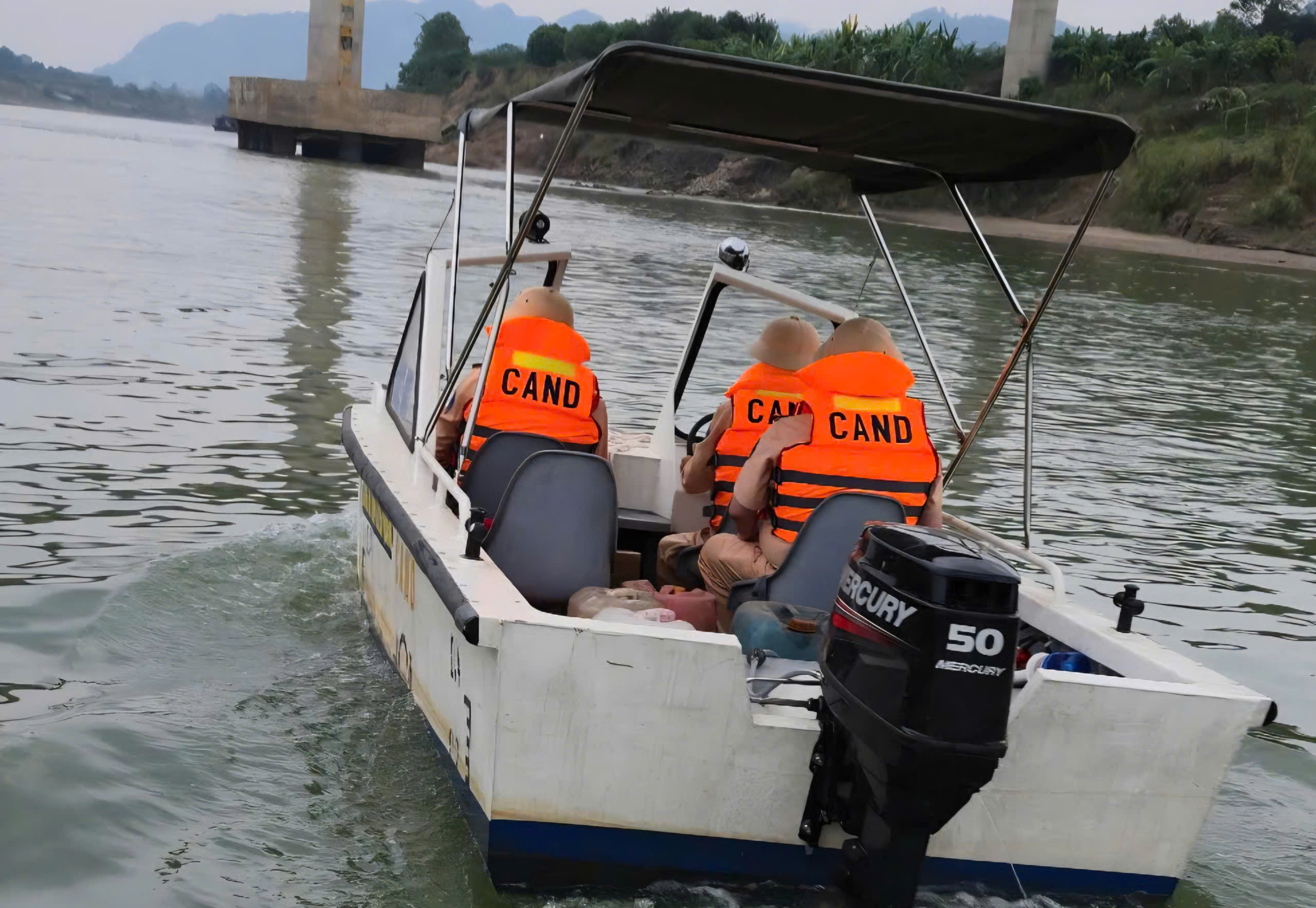 Nhiều vi phạm an toàn giao thông đường thủy tại Lào Cai - Tuyên Quang bị xử lý- Ảnh 7.