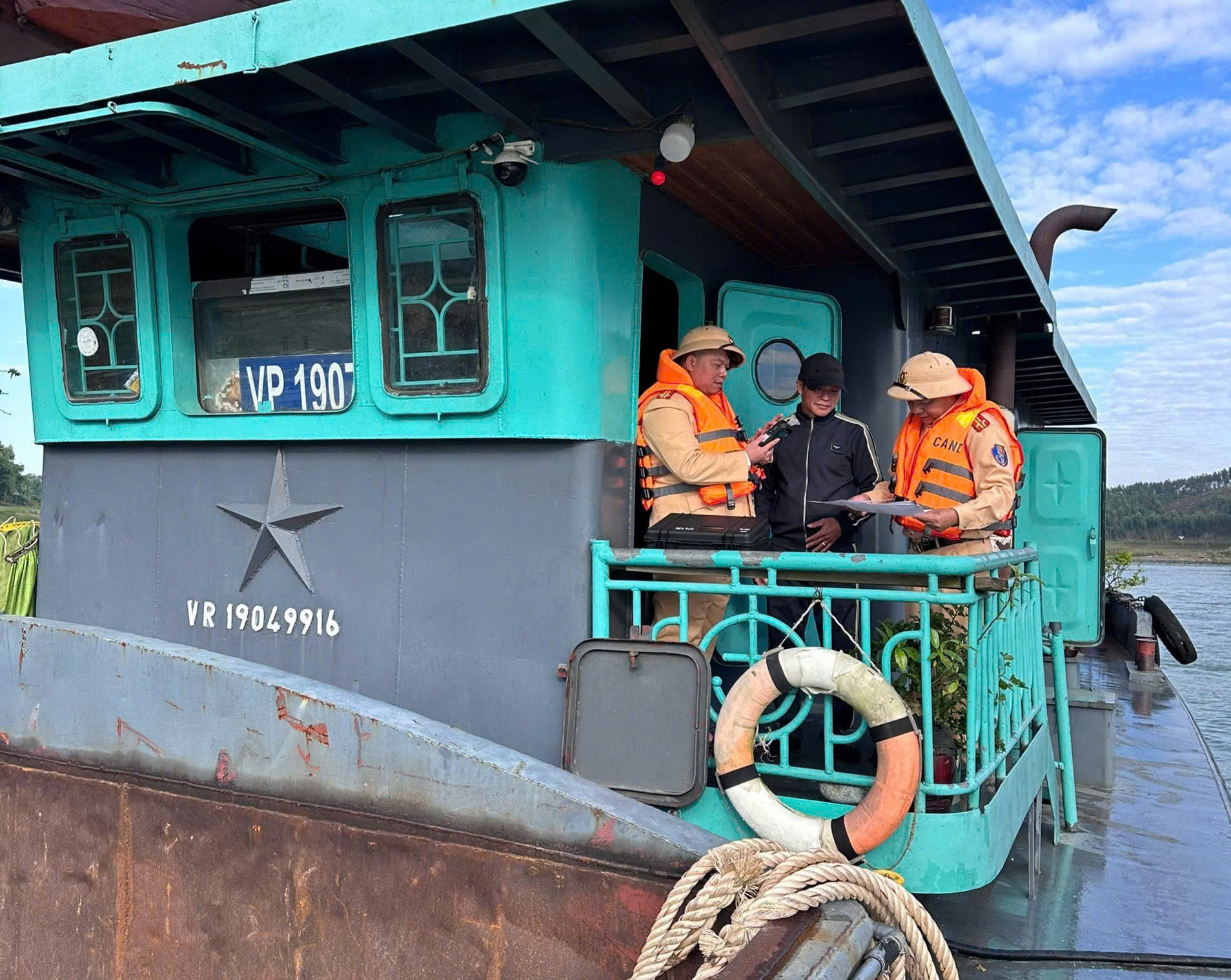 Nhiều vi phạm an toàn giao thông đường thủy tại Lào Cai - Tuyên Quang bị xử lý- Ảnh 6.