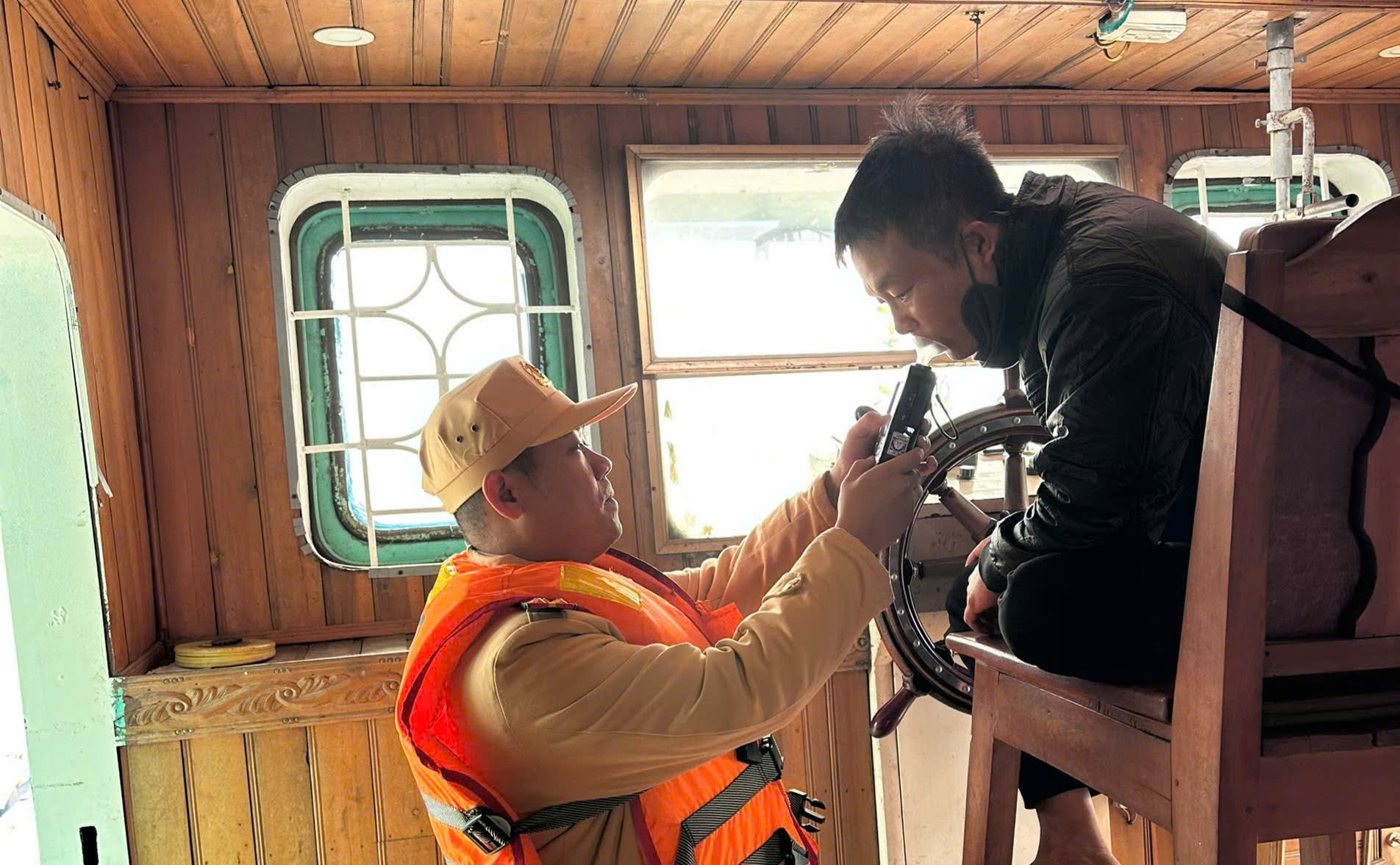 Nhiều vi phạm an toàn giao thông đường thủy tại Lào Cai - Tuyên Quang bị xử lý- Ảnh 5.