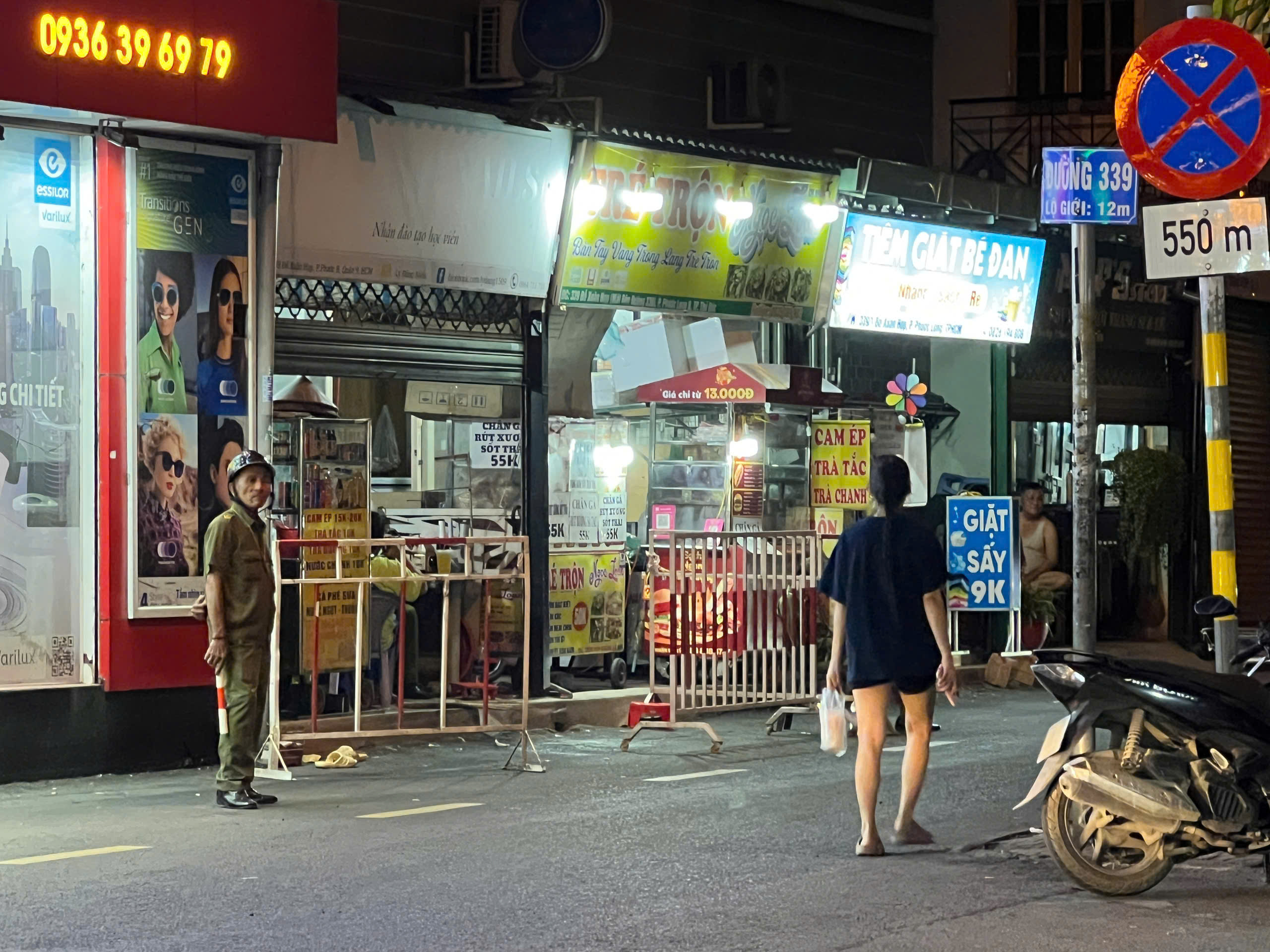 TP.HCM: Cự cãi nhau, người đàn ông bị đâm tử vong trên phố- Ảnh 1. TP.HCM: Cự cãi nhau, người đàn ông bị đâm tử vong trên phố- Ảnh 1.