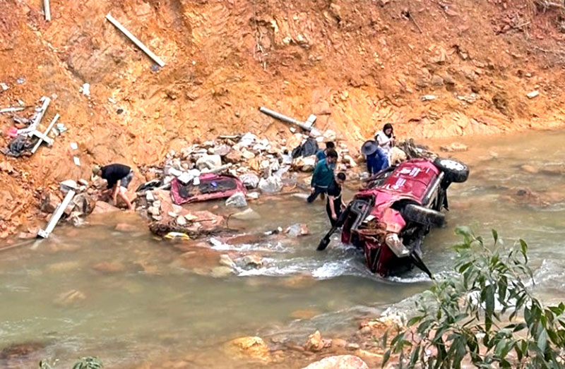 Tại hiện trường cho thấy chiếc xe bán tải bị biến dạng hoàn toàn. Tại hiện trường cho thấy chiếc xe bán tải bị biến dạng hoàn toàn.