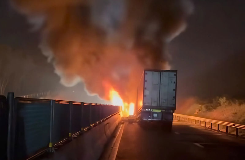 Lửa bốc cháy dữ dội sau vụ tai nạn liên hoàn trên cao tốc Vân Phong - Nha Trang. Lửa bốc cháy dữ dội sau vụ tai nạn liên hoàn trên cao tốc Vân Phong - Nha Trang.