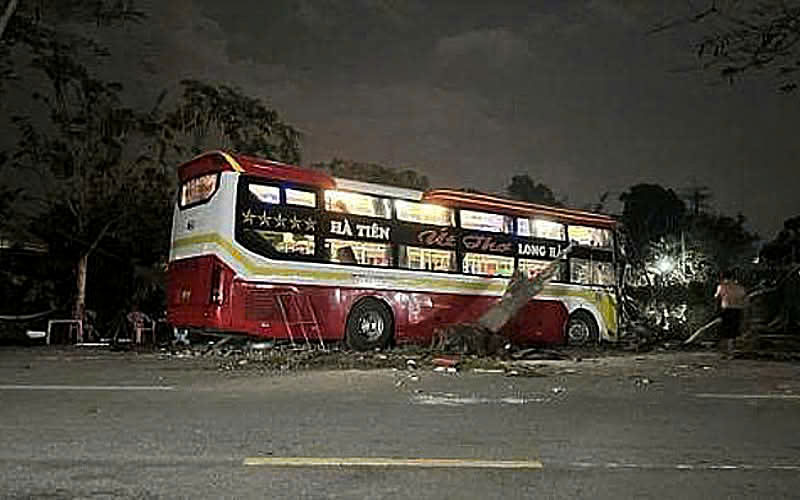 Chiếc xe khách tại hiện trường thời điểm sau tai nạn. Chiếc xe khách tại hiện trường thời điểm sau tai nạn.
