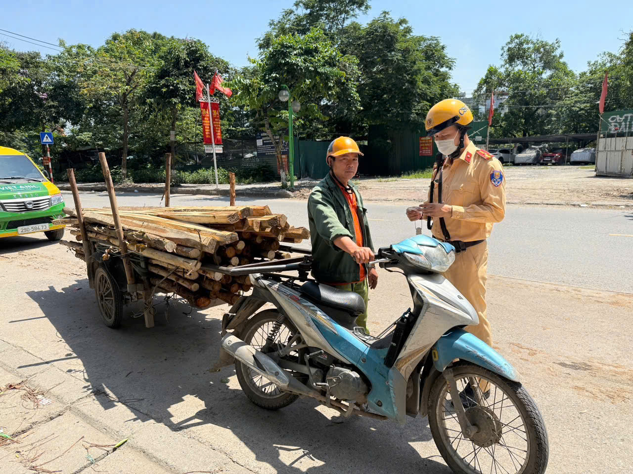 Hà Nội siết chặt trật tự giao thông cuối tuần: Xử lý hơn 120 vi phạm chỉ trong 3 giờ- Ảnh 1. Hà Nội siết chặt trật tự giao thông cuối tuần: Xử lý hơn 120 vi phạm chỉ trong 3 giờ- Ảnh 1.