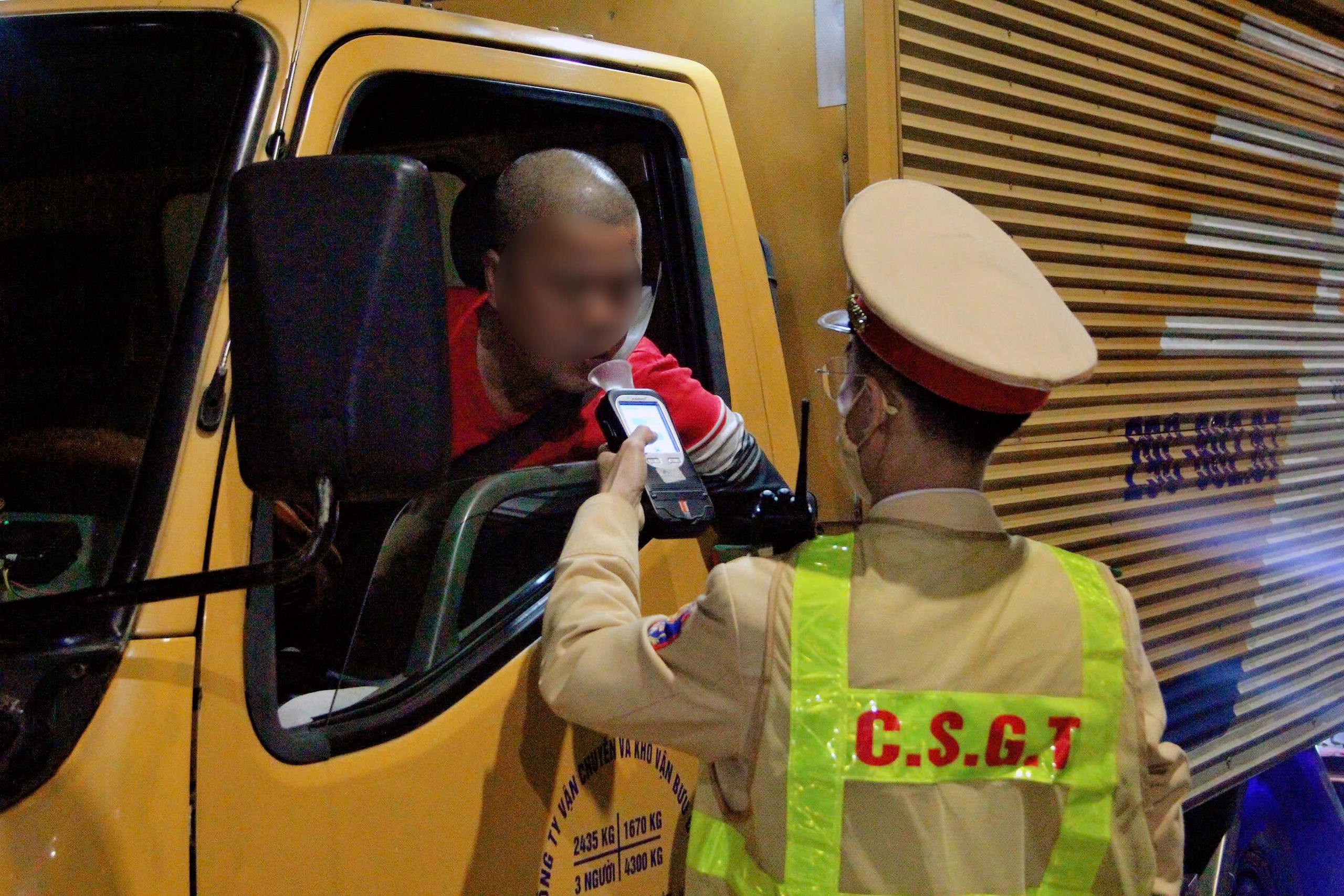 Hà Nội xử lý 129 trường hợp vi phạm nồng độ cồn tối cuối tuần- Ảnh 1.