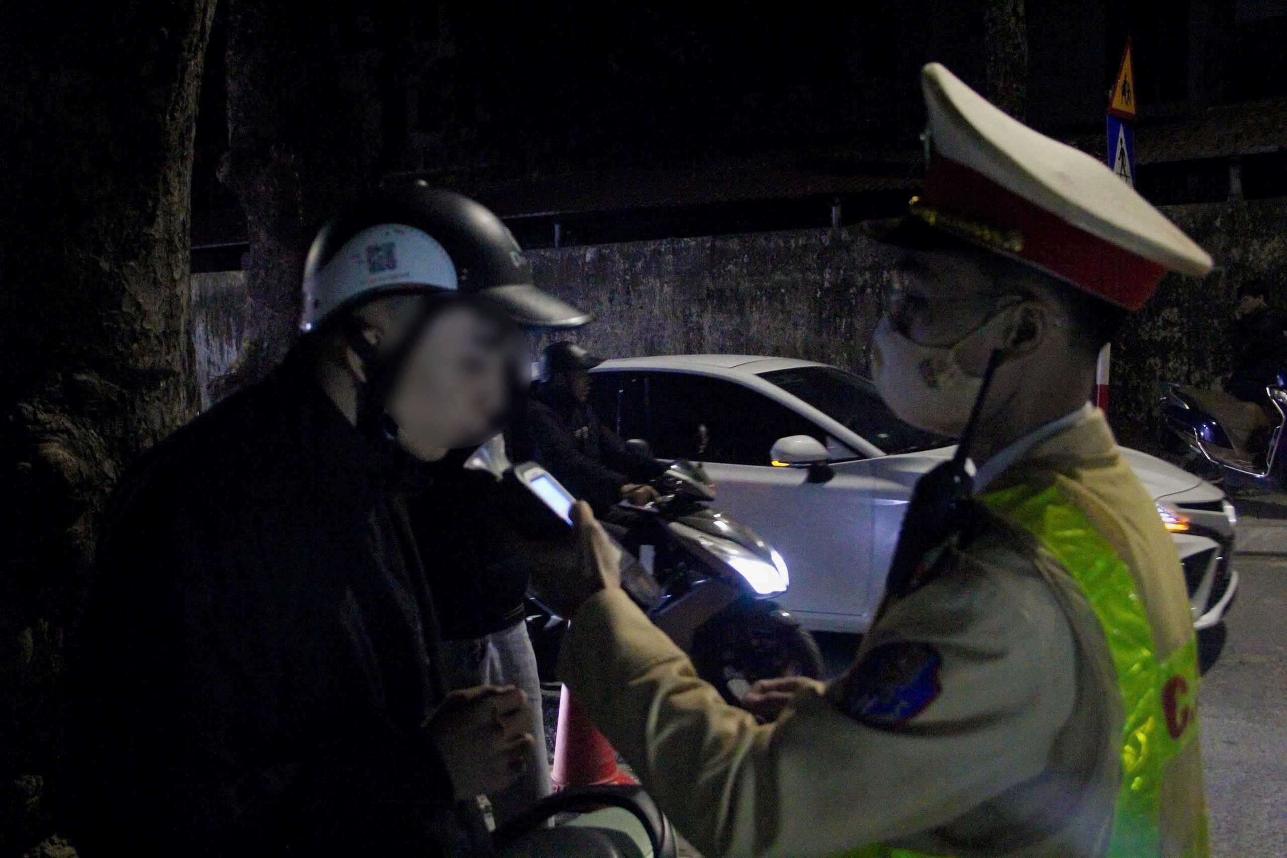 Hà Nội xử lý 129 trường hợp vi phạm nồng độ cồn tối cuối tuần- Ảnh 2.