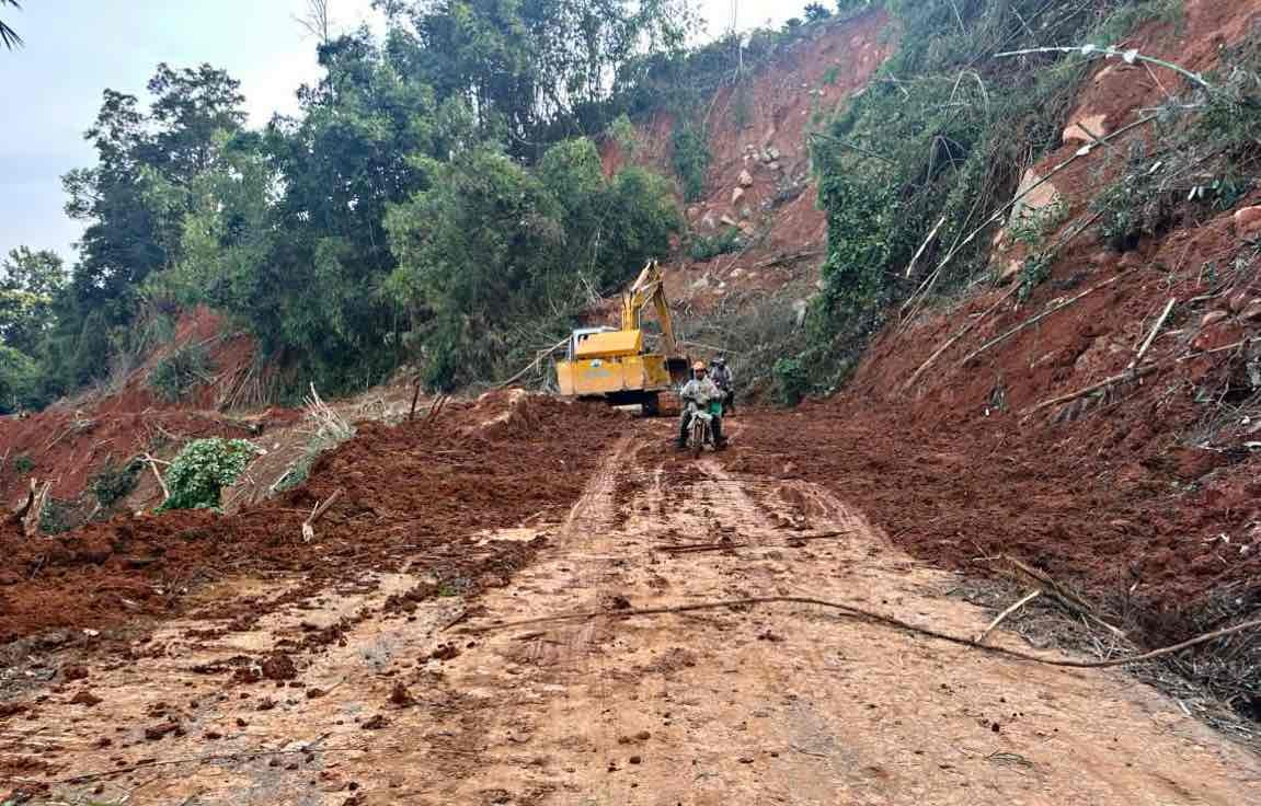 Lâm Đồng: Thông xe đèo Gia Bắc sau nhiều ngày gián đoạn vì sạt lở- Ảnh 1.