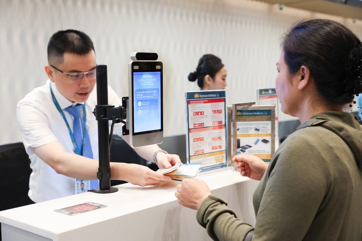 Hành khách thực hiện thủ tục sinh trắc học toàn trình tại sân bay- Ảnh 1. Hành khách thực hiện thủ tục sinh trắc học toàn trình tại sân bay- Ảnh 1.