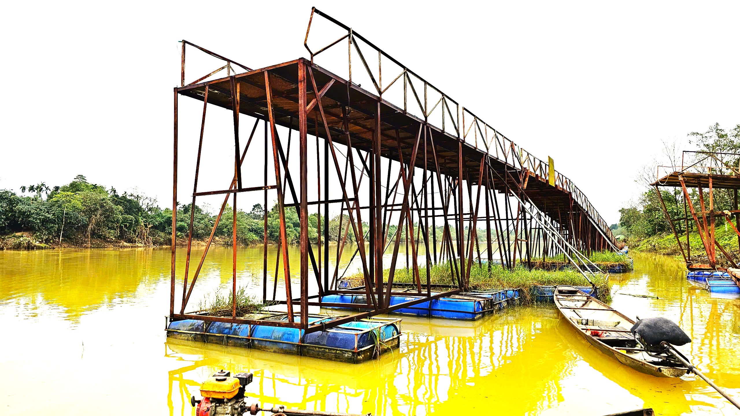 Cận cảnh khắc phục cầu phao La Khê Trẹm ở Huế bị lũ đánh gãy- Ảnh 3.