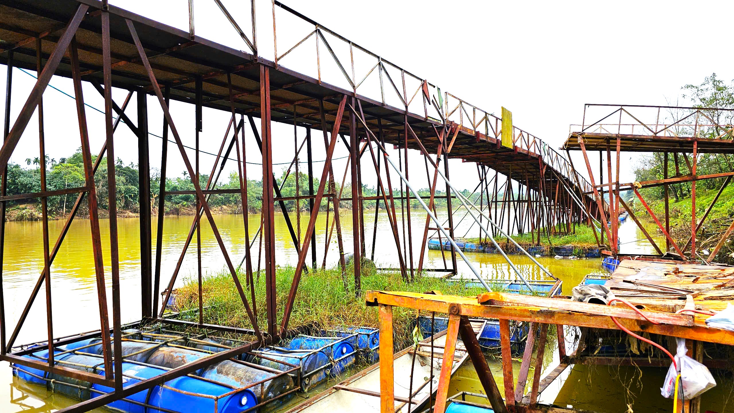 Cận cảnh khắc phục cầu phao La Khê Trẹm ở Huế bị lũ đánh gãy- Ảnh 4.