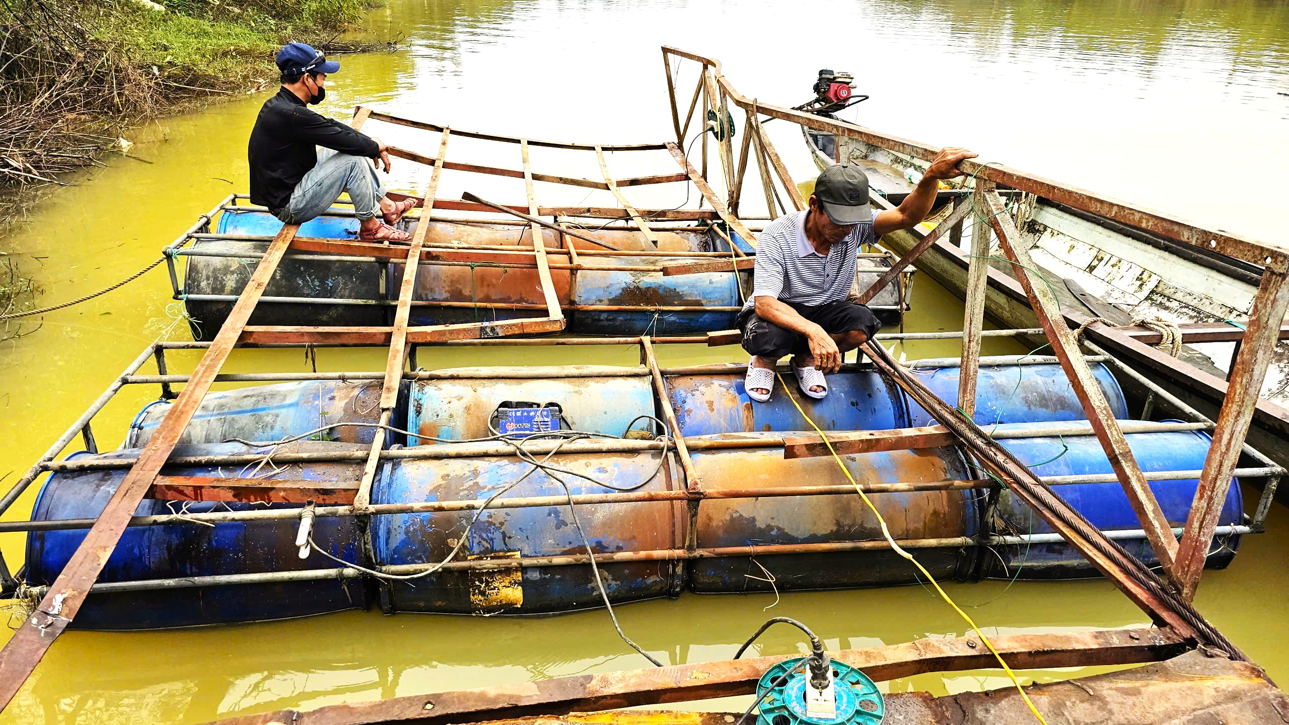 Cận cảnh khắc phục cầu phao La Khê Trẹm ở Huế bị lũ đánh gãy- Ảnh 6.