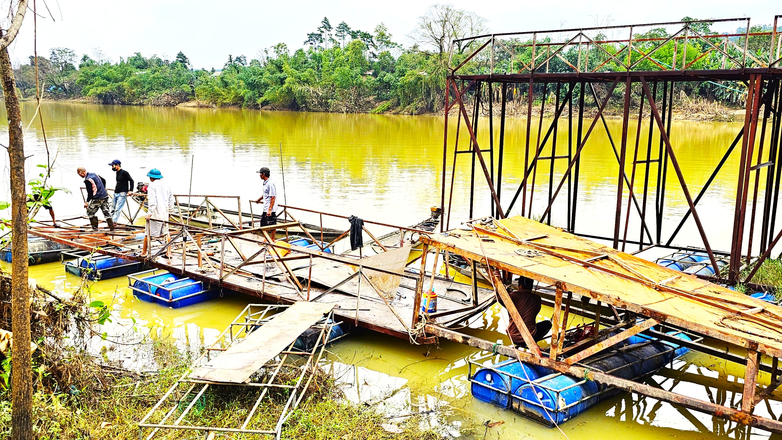 Cận cảnh khắc phục cầu phao La Khê Trẹm ở Huế bị lũ đánh gãy- Ảnh 2.