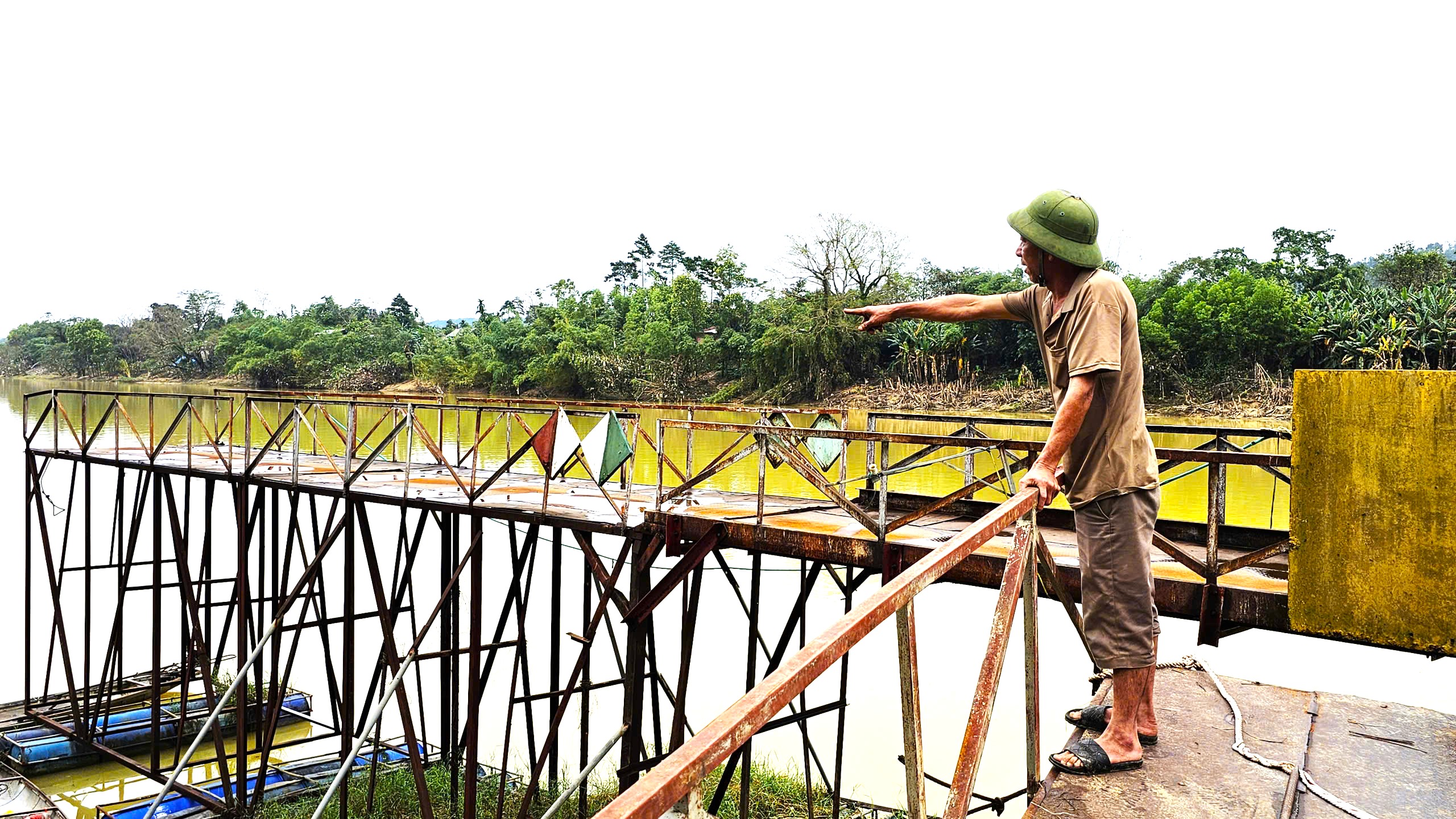 Cận cảnh khắc phục cầu phao La Khê Trẹm ở Huế bị lũ đánh gãy- Ảnh 11.
