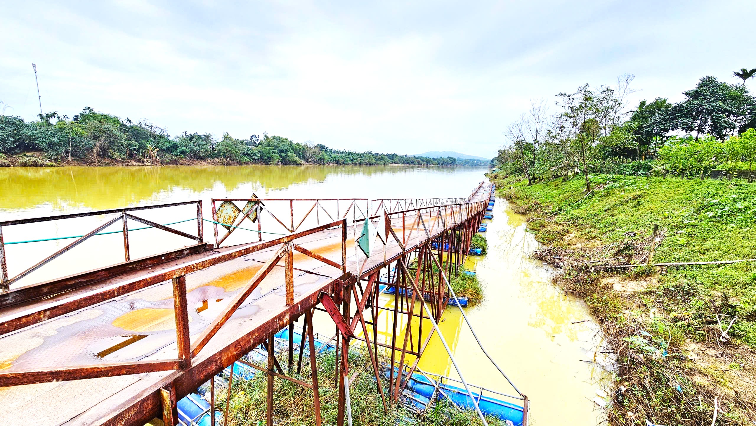 Cận cảnh khắc phục cầu phao La Khê Trẹm ở Huế bị lũ đánh gãy- Ảnh 12.