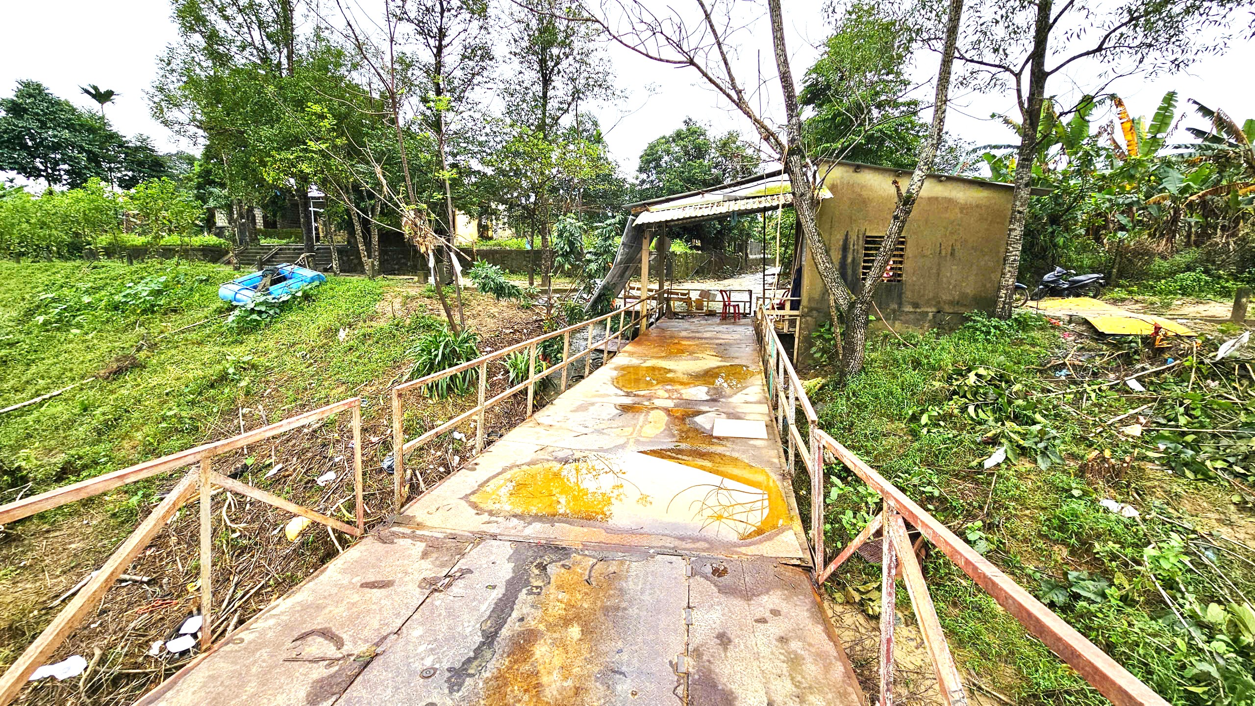 Cận cảnh khắc phục cầu phao La Khê Trẹm ở Huế bị lũ đánh gãy- Ảnh 10.