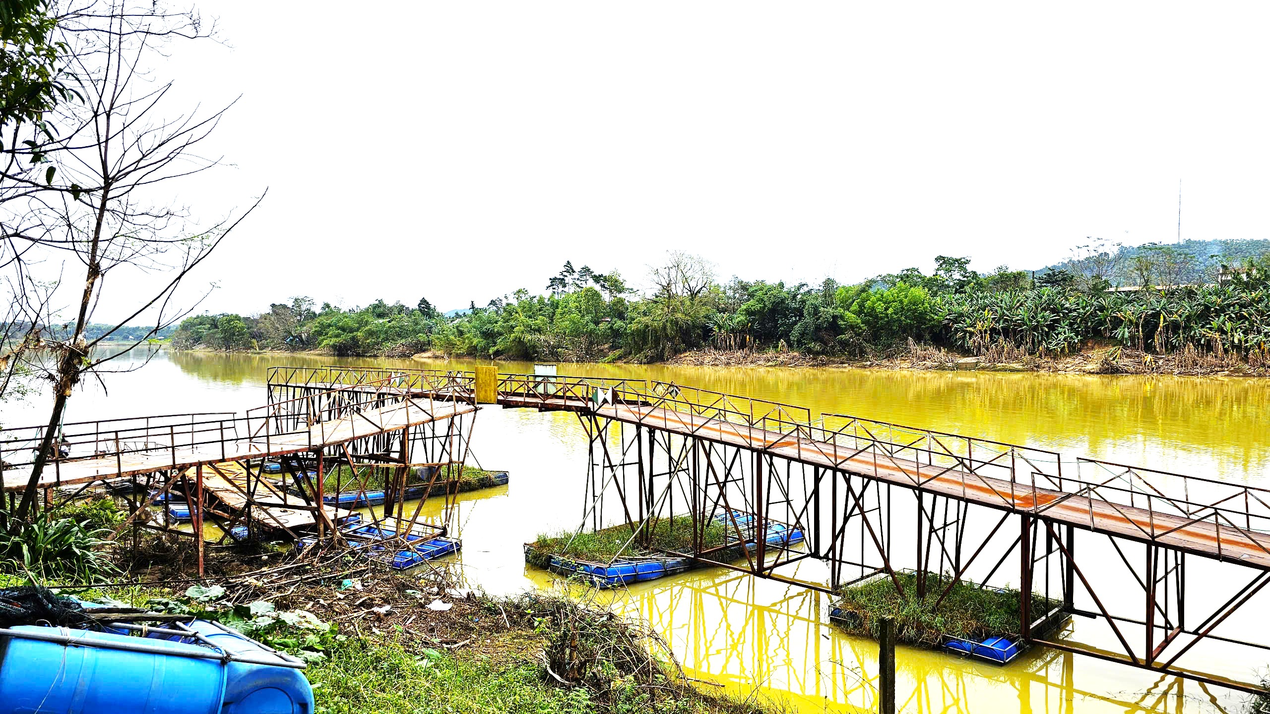 Cận cảnh khắc phục cầu phao La Khê Trẹm ở Huế bị lũ đánh gãy- Ảnh 8.