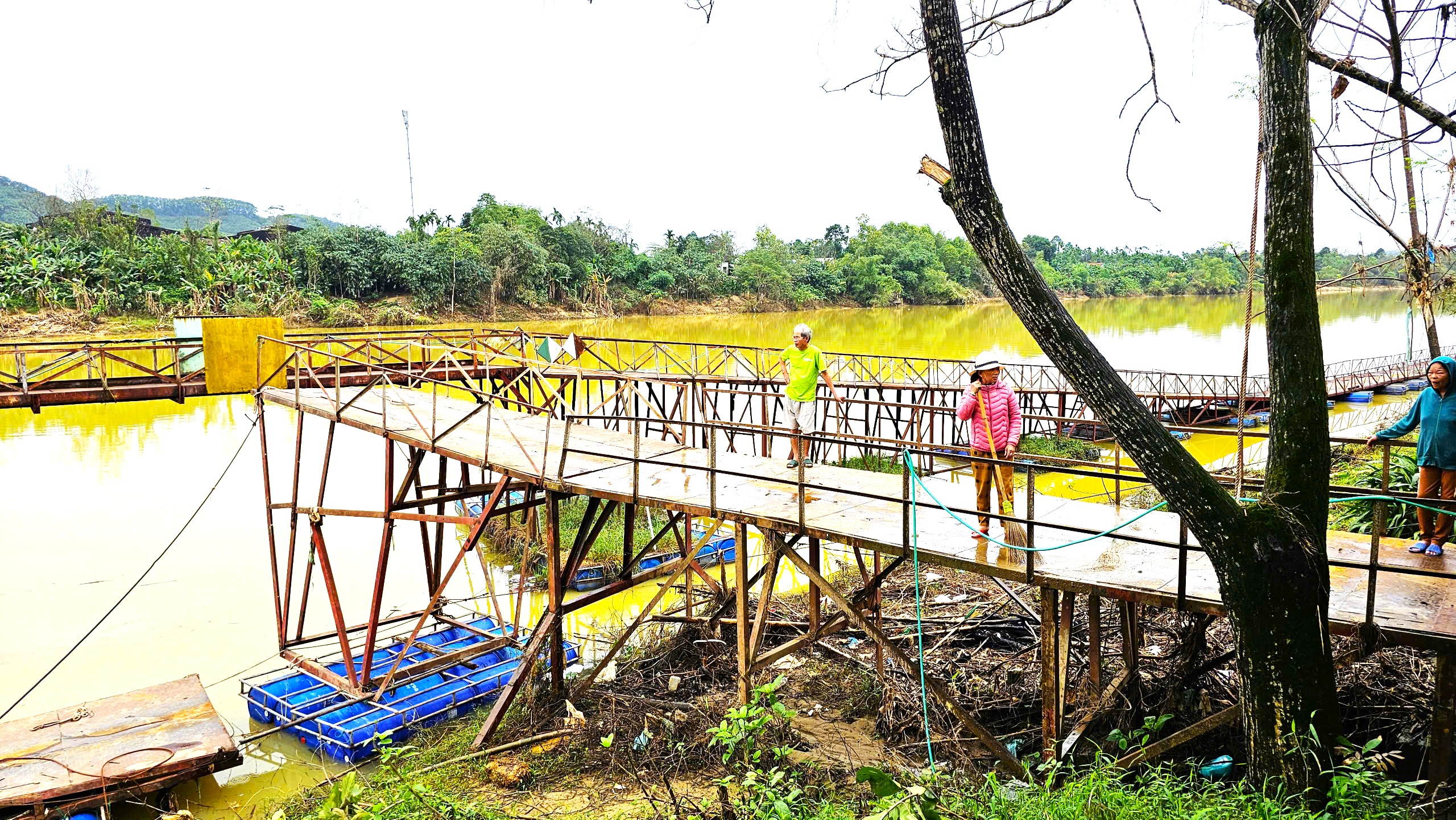 Cận cảnh khắc phục cầu phao La Khê Trẹm ở Huế bị lũ đánh gãy- Ảnh 5.